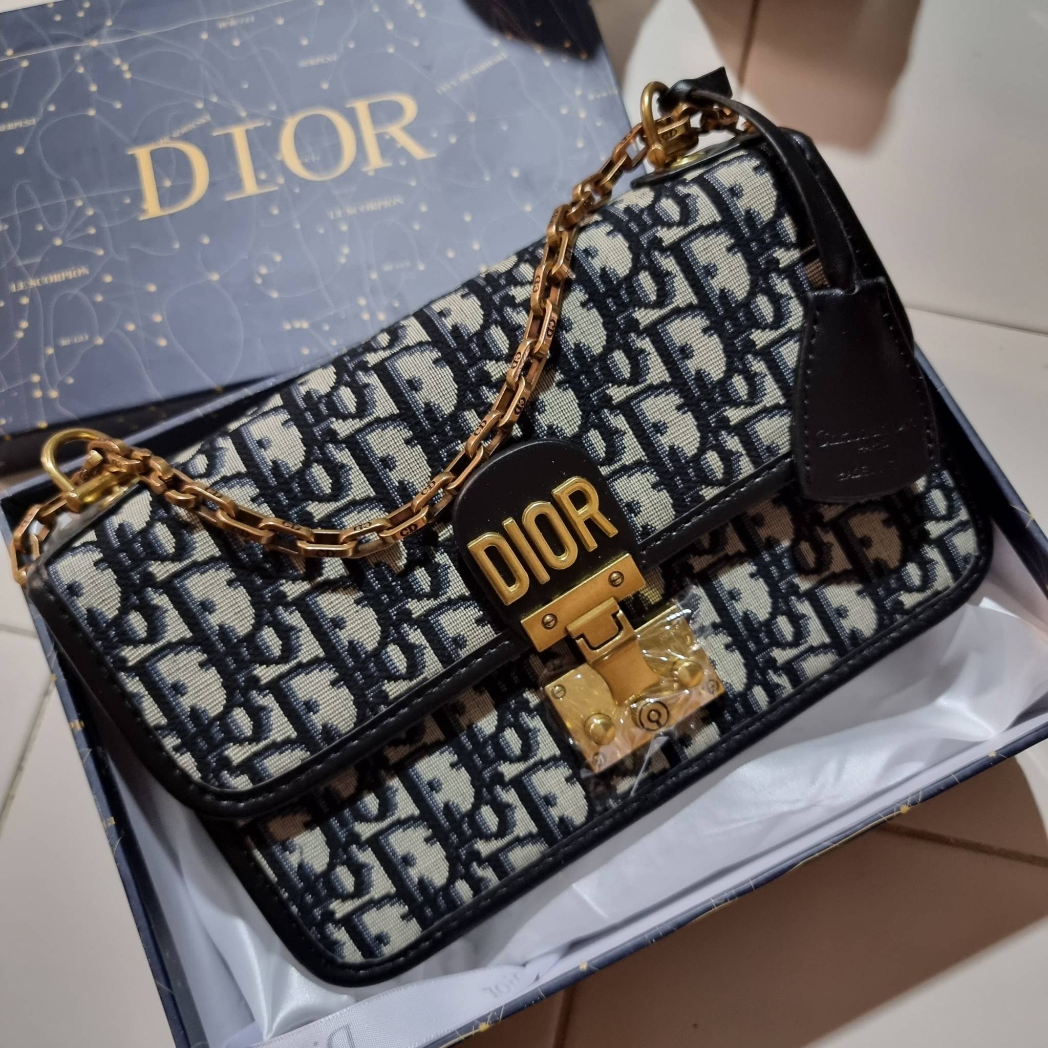 DIOR CD ADDICT FLAP BAG กระเป๋าสะพายดีไซน์คลาสสิค สวยผู้ดี โดดเด่นด้วยโลโก้และอะไหล่ตัวล็อคสีทอง เพิ่มดีเทลความหรูขึ้นไปอีก วัสดุผ้าแคนวาสทอลวดลายเอกลักษณ์ ภายในเป็นช่องโล่ง มีช่องซิป สายสะพายโซ่ในตัว ปรับใช้ได้ 2 แบบ สะพายข้าง หรือสะพายโซ่คู่ที่ไหล่ก็สะด