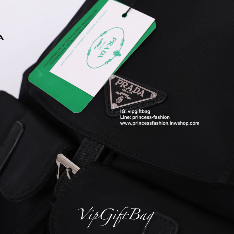 PRADA premium gift Nylon Backpack With Pocket วัสดุผ้าไนล่อนกันน้ำเนื้อหนาอย่างดี ใบนี้ ดีไซต์สวยเก๋ งานดีมากๆ อะไหล่แบรนด์ทุกจุด ใบนี้เก๋ตรงที่ เป็นเป้แบบหูรูด ทรงสวยน่ารัก แถมยังมีเปิดปิดด้วยกระดุมแม่เหล็กและแต่งด้วยเข็มขัดปรับได้ด้วย ด้านหน้ามีกระเป๋าอ