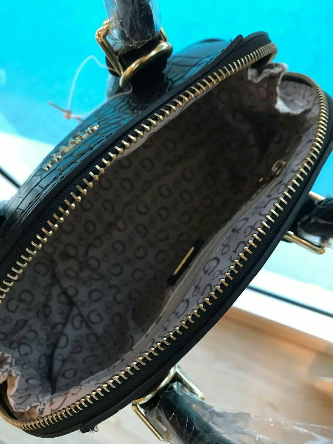 GUESS Crocodile printing Shell Mini Cross Bagsกระเป๋าถือหรือสะพาย อีกหนึ่งคอลเลคชั่นของ GUESSสวยหรู วัสดุหนังเรียบตัดลายหนังจระเข้สวยหรูอยู่ทรง ขนาดกำลังดี น้ำหนักเบา ด้านหน้าประดับโลโก้แบรนด์อะไหล่ทอง เปิดปิดด้วยซิปเดียวใช้งานง่าย ภายในมีช่องซิป และช่องเ