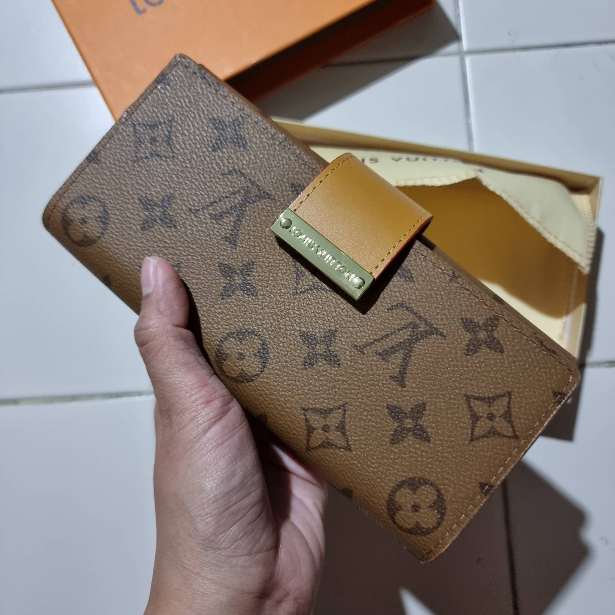 VIP 】ได้เวลาเปลี่ยนกระเป๋าสตางค์รับทรัพย์กันแล้ว!! LV vip wallet กระเป๋าสตางค์พรีเมี่ยมกิ๊ฟ เป็นไอเท็มหายาก ที่สาวๆต้องว้าว!! ใบยาวขนาดกำลังเหมาะมือ ถือแล้วขับผิวทุกสี วัสดุหนังแคนวาส ทนทาน เปิด-ปิดด้วยกระดุม ภายในมีช่องใส่บัตรเยอะมาก แบ่งสัดส่วนสวย ใส่ธน