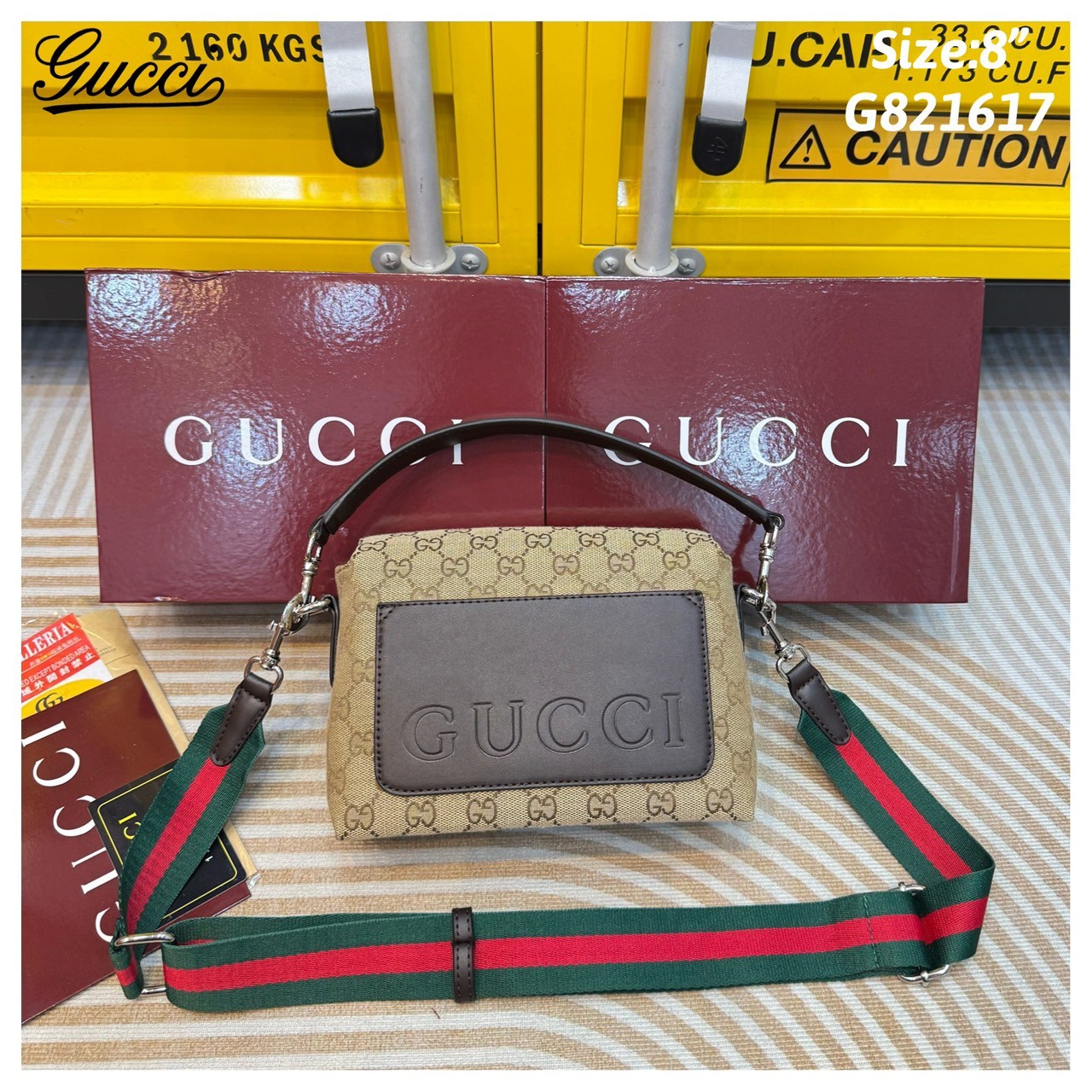 GUCCI GG canvas small crossbody bag กระเป๋าสะพายทรงใหม่เรียบง่าย ที่สุดของความคลาสสิค ด้านหลังมีช่องเก็บแต่งหนังปั้มแบรนด์สวยหรูโดดเด่น เป็น Unisex ใช้งานได้ทั้งชายหญิง