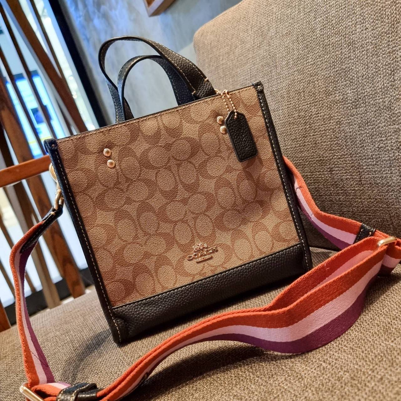 COACH C6918 DEMPSEY TOTE 22 IN SIGNATURE CANVAS WITH DISCO PATCHES คอลเลคชั่นคลาสสิค ที่มาพร้อมดีเทลใหม่ กระเป๋าทรงโท้ท ขนาดน่ารักน่าใช้มากๆ สาวๆถูกอกถูกใจกันนับไม่ถ้วน!! รอบนี้เพิ่มลูกเล่นที่สายสะพาย ดีไซน์กึ่งสปอร์ต ทำให้ใช้งานได้ไม่มีเบื่อ ฟังก์ชั่นการ