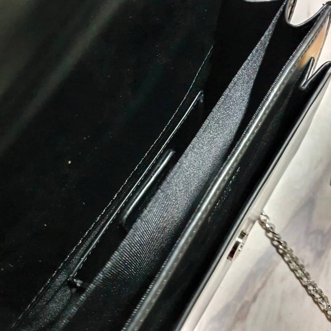 YVES SAINT LAURENT YSL BAG VIP GIFT WITH PURCHASE (GWP) พรีเมี่ยมกิ้ฟ Limited Edition จาก YSL DUTY FREE COUNTER วัสดุหนังแท้ Calfskin ทรงสี่เหลี่ยมหนังสวยหรูอยู่ทรงเปิดปิดด้วยกระดุมแม่เหล็ก ภายในโล่งมีช่องหลัก และช่องย่อยสามารถใส่มือถือของใช้จุกจิกได้เยอะ