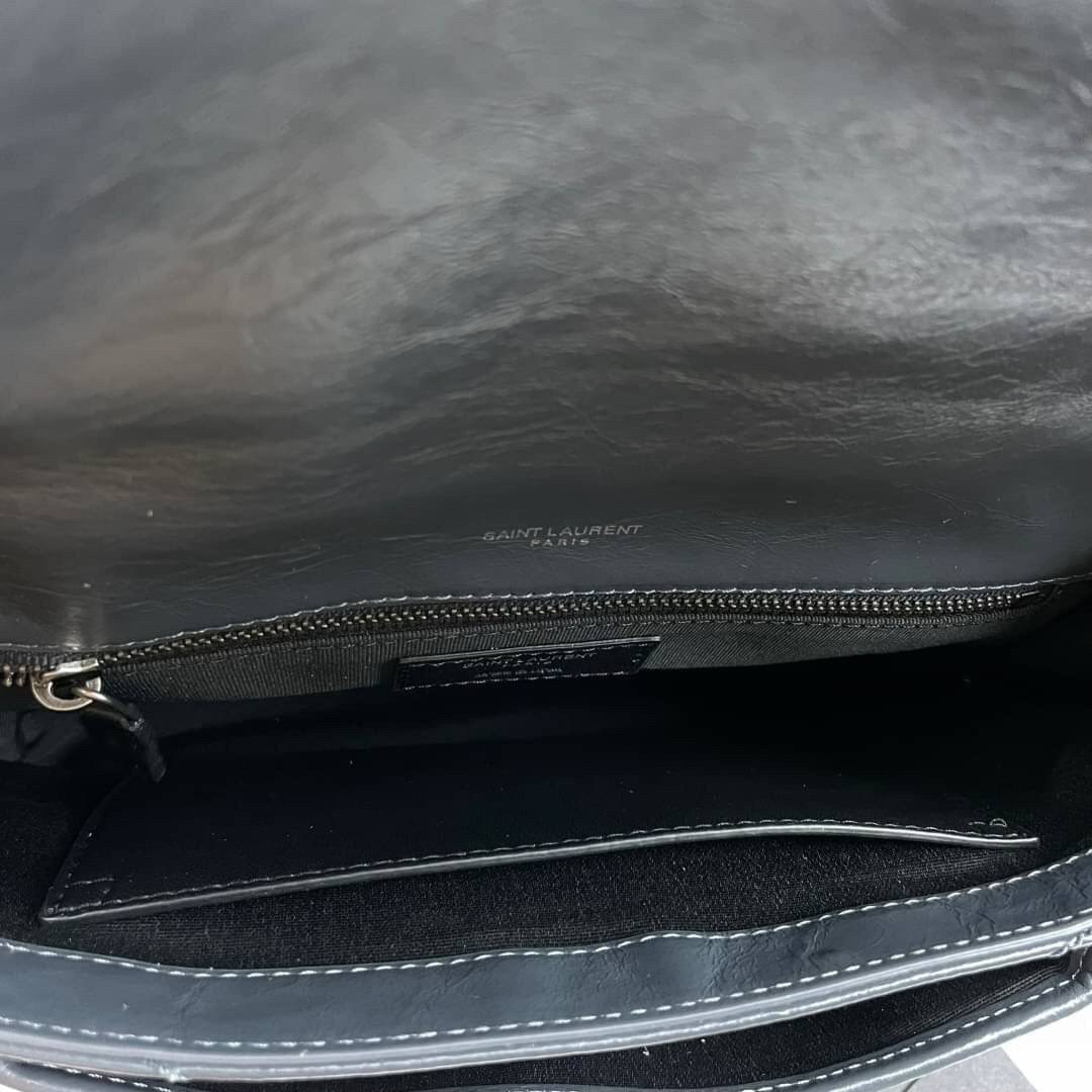 Saint Laurent Niki shoulder bag กระเป๋าสะพายรุ่นโดดเด่นด้วยโครงสร้างทำจากหนังวัว หนังมันเงา นิ่ม งานสวยมากๆ ค่ะ ด้านหน้าประดับโลโก้แบรนด์ และมีช่องสำหรับเก็บของที่หยิบใช้บ่อย ตอบโจทย์การใช้ชีวิตระหว่างวันได้ดีมากๆ สายสพายดีไซน์ได้หลายรูปแบบ แมทกับการแต่งต