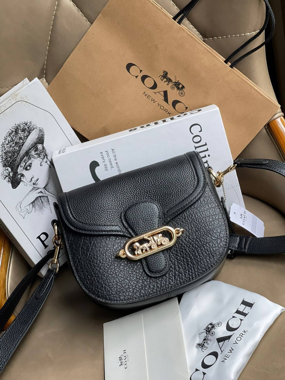 COACH JADE SADDLE BAG 91084 จุดเด่นคือ การออกแบบให้กระเป๋าเป็นรูปทรงที่โค้งมนตามสไตล์โฮโบ (Hobo Style) ผสมผสานกับความสวยงามของโลโก้ด้านหน้าอันเป็นเอกลักษณ์ สายสะพายข้างที่สามารถปรับระดับได้ สวยสะดุดตา ดูแลง่าย นอกจากนี้ คุณยังสามารถนำไป Mix & Match กับการ