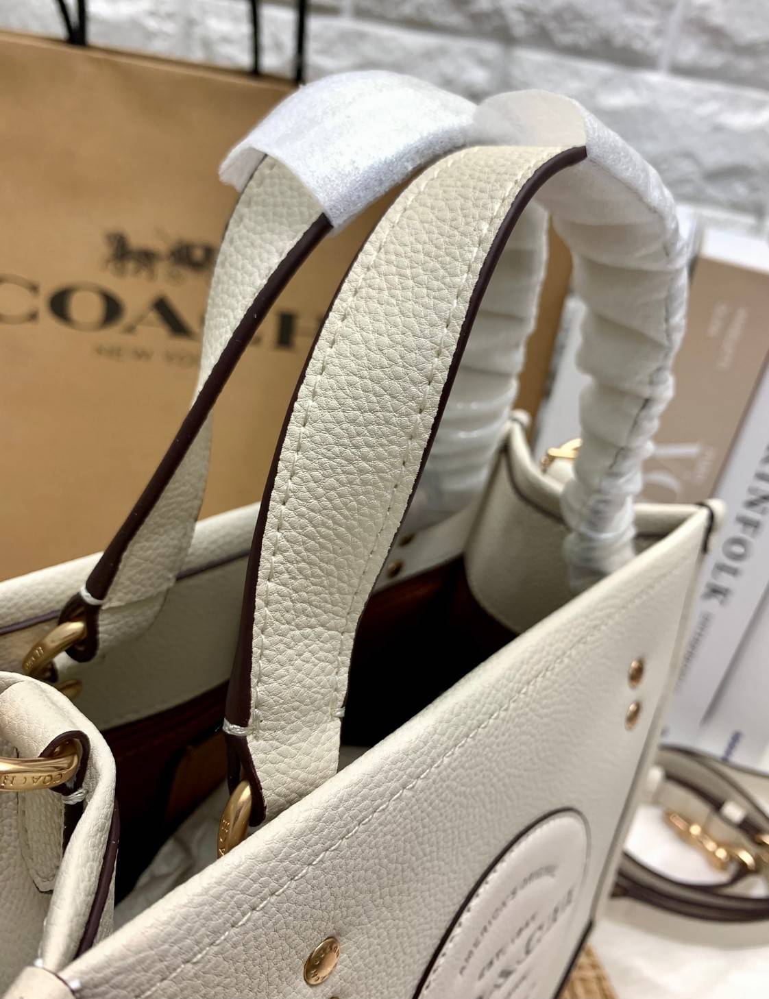 ใหม่ล่าสุด อดใจยังไงไหว COACH Dempsey Field Tote 22 C5268 โทนสีขาวล้วน ดำล้วน สุดคลาสสิก พร้อมส่งความสวยที่ไทยค่ะ! กระเป๋าทรง Tote ขนาดพอเหมาะลำตัว พกพาง่ายสะดวกได้กับทุกๆวัน ด้านหน้าปั้มโลโก้แบรนด์ตัวใหญ่สวยค่ะ;เปิดปิดกระเป๋าแบบกระดุมแม่เหล็ก ภายในใส่กระ