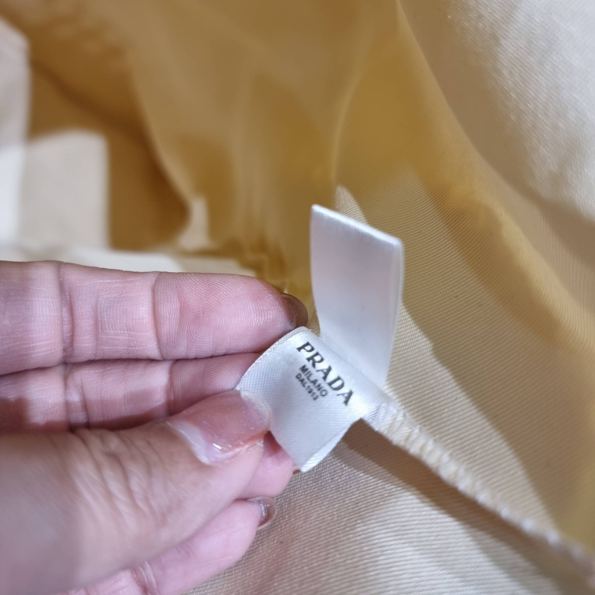 PRADA RAFFIA TOTE BAG สวยไม่ซ้ำใคร สไตล์บีช เหมาะมากกับการสะพายไปเที่ยวทะเล หรือจะใช้ในวันสบายๆก็ตอบโจทย์ กับกระเป๋าสะพายสานใบใหญ่ ตัวกระเป๋าเป็นวัสดุสังเคราห์จากธรรมชาติ