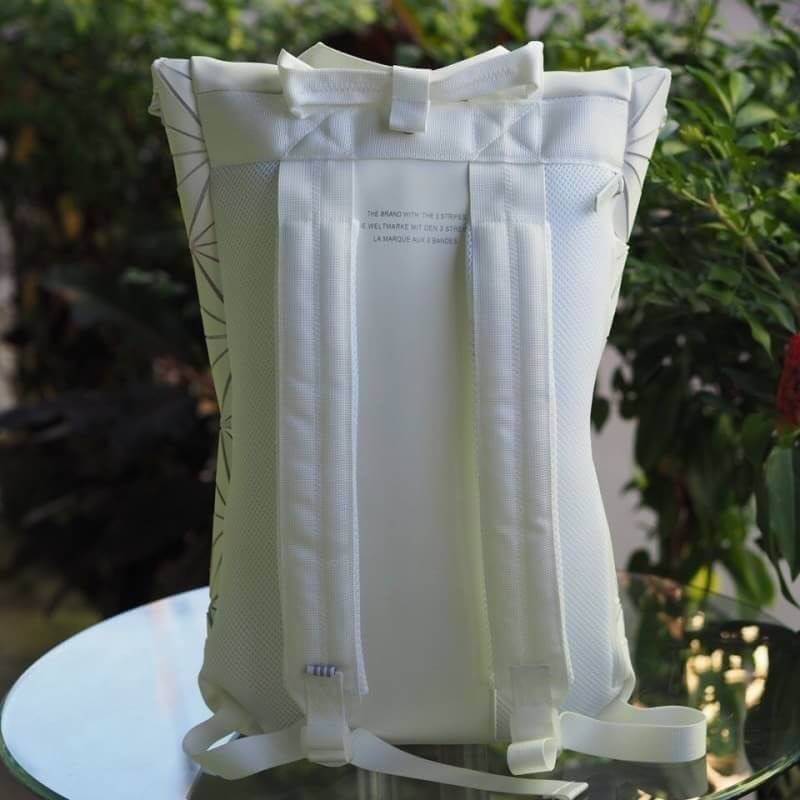 Adidas 3D Roll Top Backpack กระเป๋าเป้ Unisex ดีไซน์สุดฮิตสไตล์ ISSEY MIYAKE ใช้ได้ทั้งชายและหญิง เปิดปิดแบบ Roll Top ด้านหน้ามีโลโก้ ด้านหลังมี1ช่องซิป หัวซิปตีแบรนด์2ฝั่งตามคอลเลคชั่นY2018สวยดูดีใบใหญ่กำลังดีน้ำหนักเบา ภายในกว้างและจุ มีโลโก้ ช่องซิปช่อ