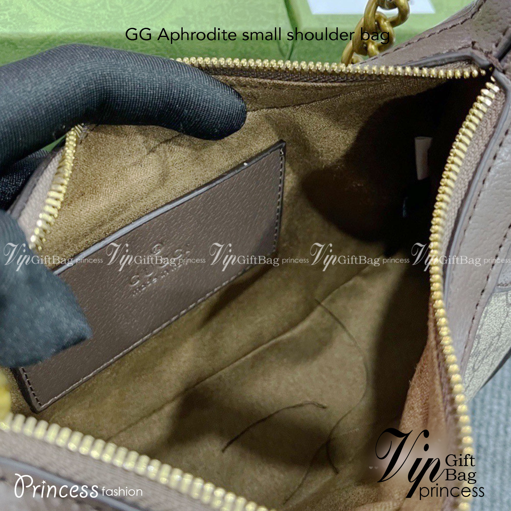 GUCCI Aphrodite small shoulder bag / GC crossbody pouch bag กระเป๋าสะพายทรงคลาสสิค ดีไซน์ย้อนยุคผสานความโมเดิร์นด้วยรูปทรงพอช ที่ใช้งานได้ทุกสไตล์ วัสดุหนังแคนวาส ทนทาน ภายในกระเป๋าเป็นช่องโล่ง สายสะพายมีลูกเล่นหลากหลาย มีให้ทั้งแบบโซ่คล้องไหล่ สายหนังที่