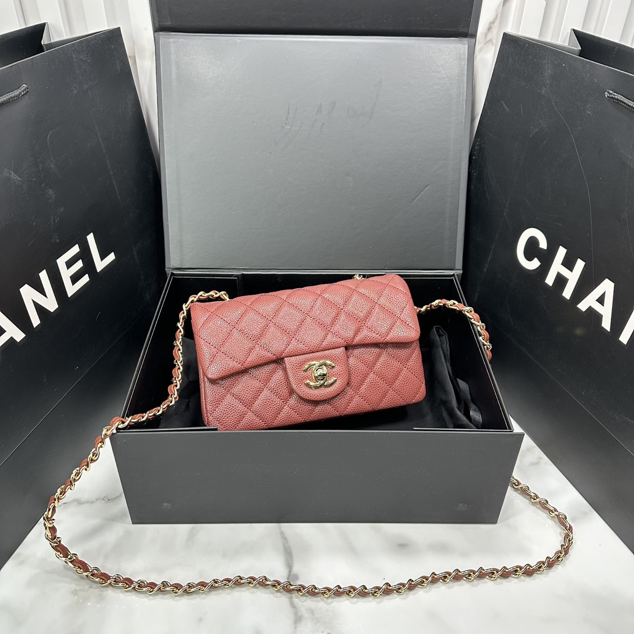 ORI หนังแท้ | CHANEL Classic 20cm shoulder bag กระเป๋าสะพายรุ่นยอดนิยม หรูหราระดับตำนาน สวยงามเหนือกาลเวลา