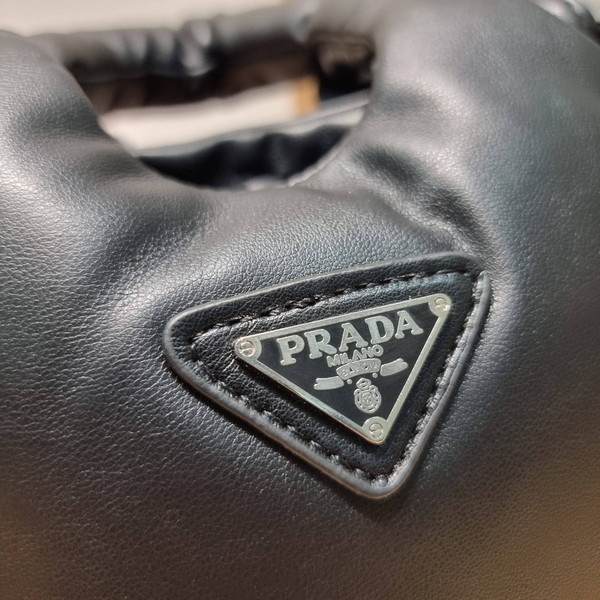 PRADA Small padded Soft nappa-leather bag พร้อมส่ง 4 สี น้องใหม่ล่าสุด กับคอลเลคชั่นที่ทำออกมาตอบโจทย์ได้ทุกไลฟ์สไตล์ **ราคาพิเศษสุดคุ้ม งานสวยเกินราคา