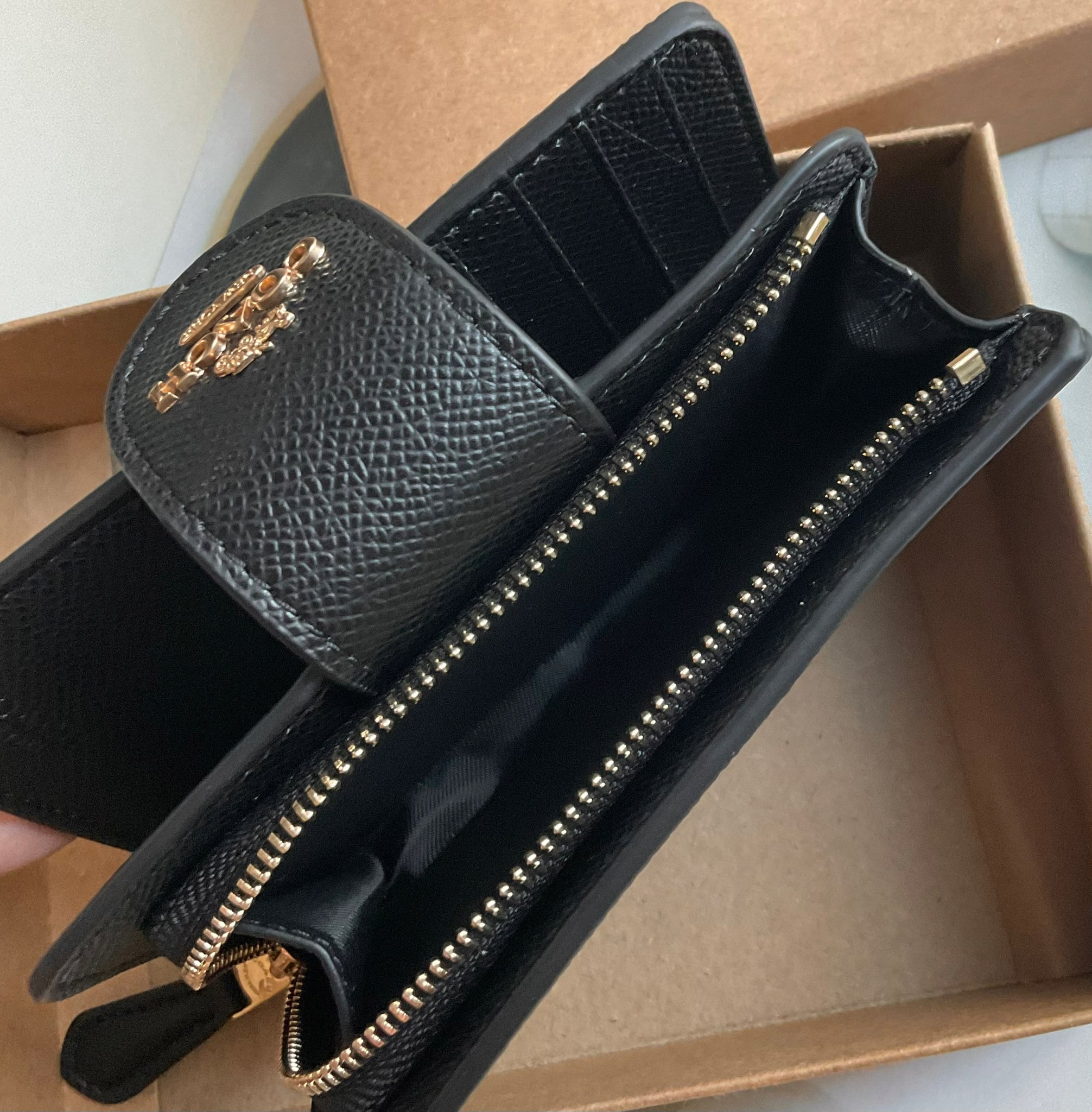 COACH SMALL WALLET IN SIGNATURE CANVAS กระเป๋าสตางค์ใบกลาง แบบพับสองตอน เปิดปิดด้วยกระดุมปั้มแบรนด์ ด้านในมีช่องใส่บัตรหลายช่อง พร้อมช่องใส่รูป และช่องใส่ธนบัตร ด้านหลังมีช่องซิปเหรียญอีกหนึ่งช่อง น้ำหนักเบา พกพาสะดวก อะไหล่ทองสุดหรู ห้ามพลาดค่ะ!