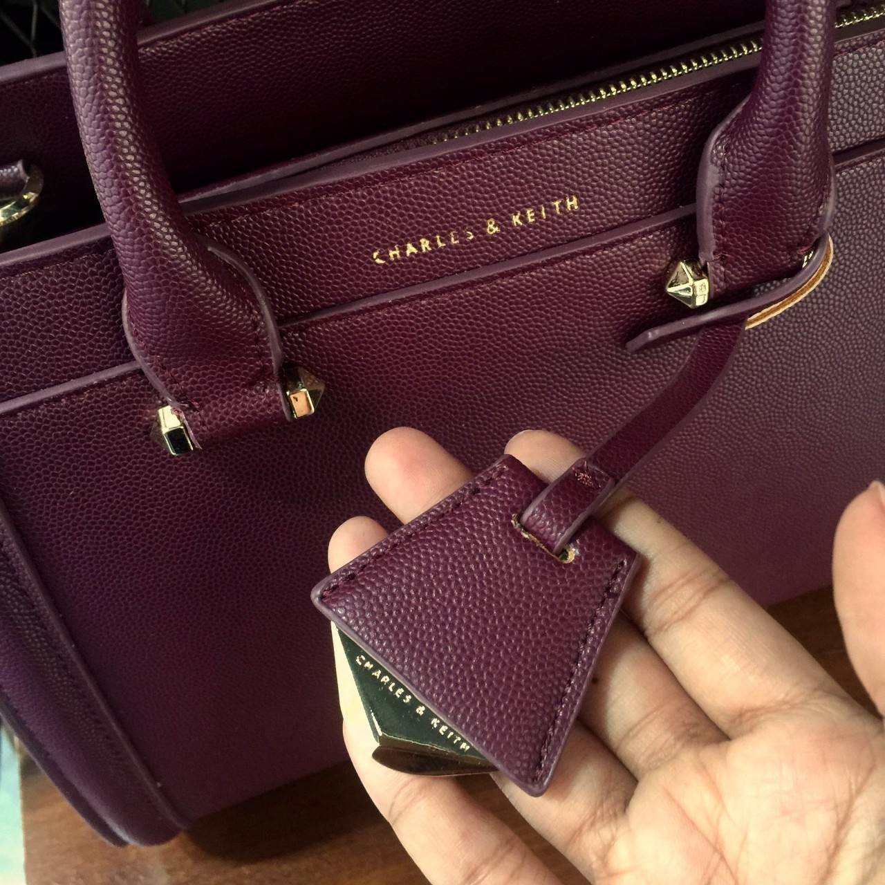 Charles&keith Structured Trapeze Detail Bag สำหรับคอลเลคชั่นใหม่ 2018 เพิ่มสีสวยๆโดนใจให้คุณได้เลือก ตัวกระเป๋าวัสดุหนัง PU อยู่ทรงน่าใช้ ภายในช่องใหญ่จุของได้เยอะม๊วกกก ช่องซิปเล็กด้านใน และช่องเก็บของจุกจิก เปิด-ปิดด้วยซิปรูดลื่นใช้งานคล่องตัว สายสะพายถ