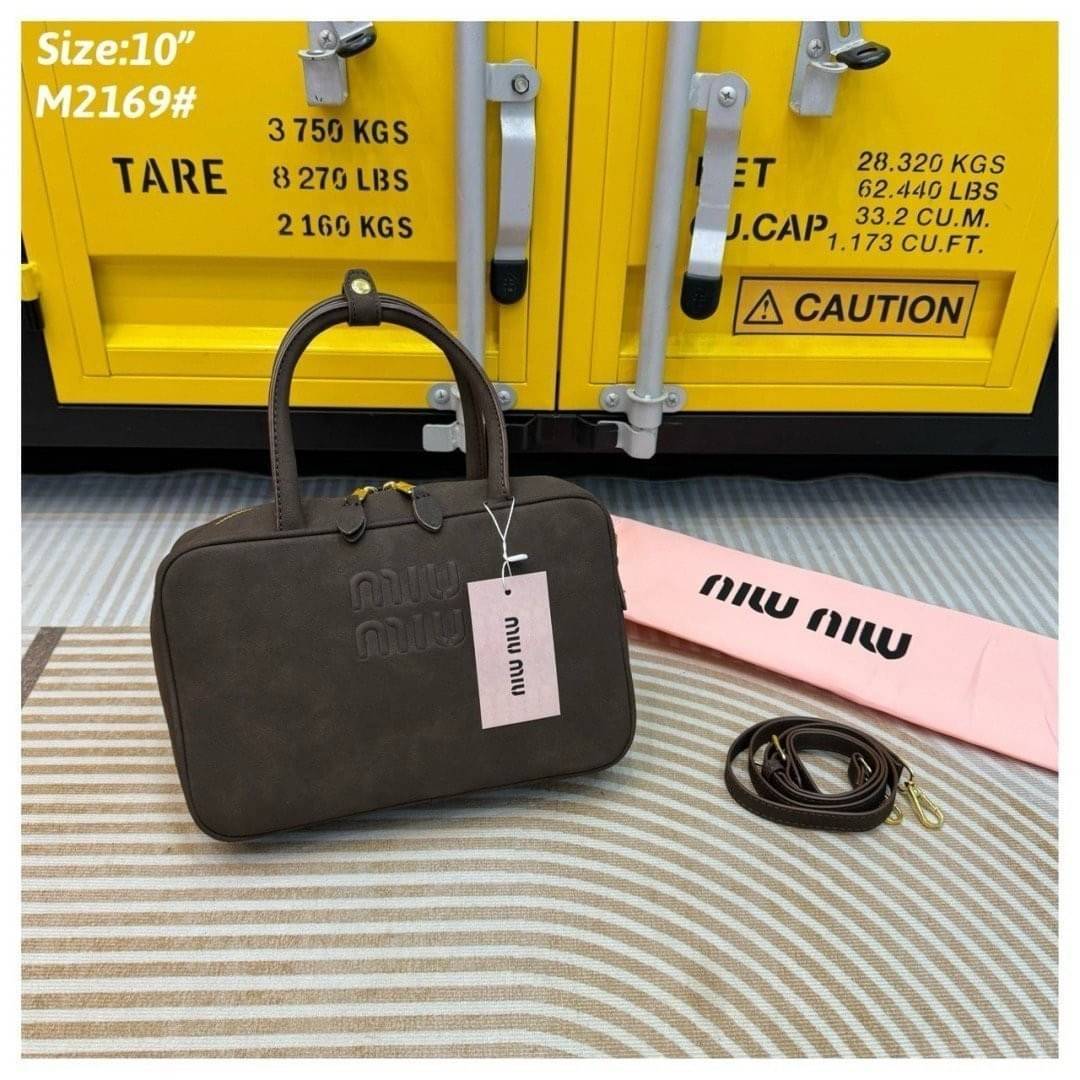 MIU MIU leather Beau bag 25cm กระเป๋าถือทรงบอสตัน ขนาดกำลังสวยพกพาง่าย สะดวกใช้งาน ซิปรอบเปิดได้กว้างๆ ดีไซน์เรียบแต่มากมีอยู่จริง สวยดูแพง