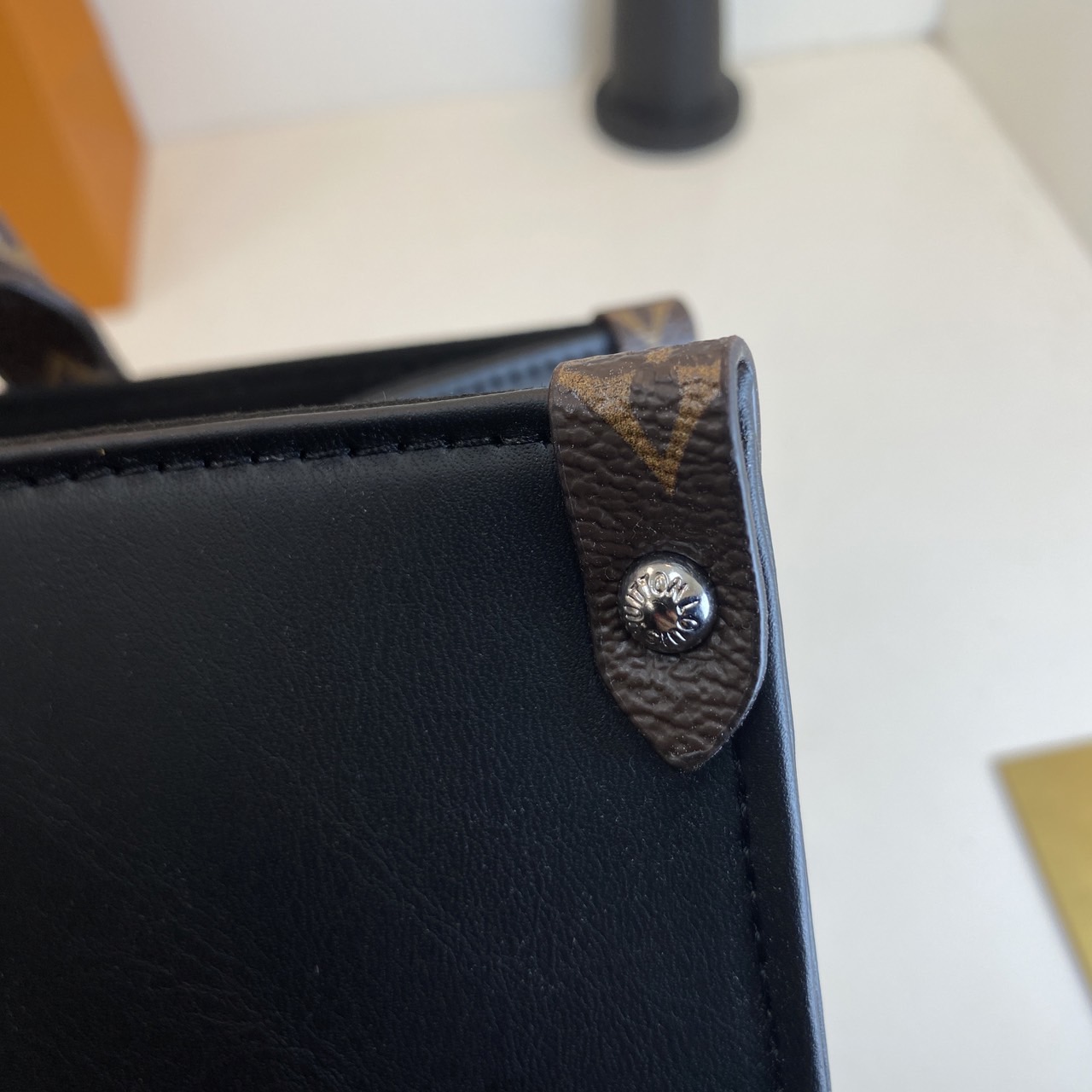 LV Onthego Tote Bag 35cm กระเป๋าทรงโท้ทใบใหญ่ งานหนังเรียบเต็มใบ สวยเรียบง่ายคลาสสิก เพิ่มความโดดเด่นที่หูจับด้วยแคนวาสลายโมโนแกรม ที่ใครเห็นต้องเป็นคลั่งรัก ยอดฮิต คลาสสิค ผู้ดี หรูหราได้ทุกลุค ทุกสไตล์