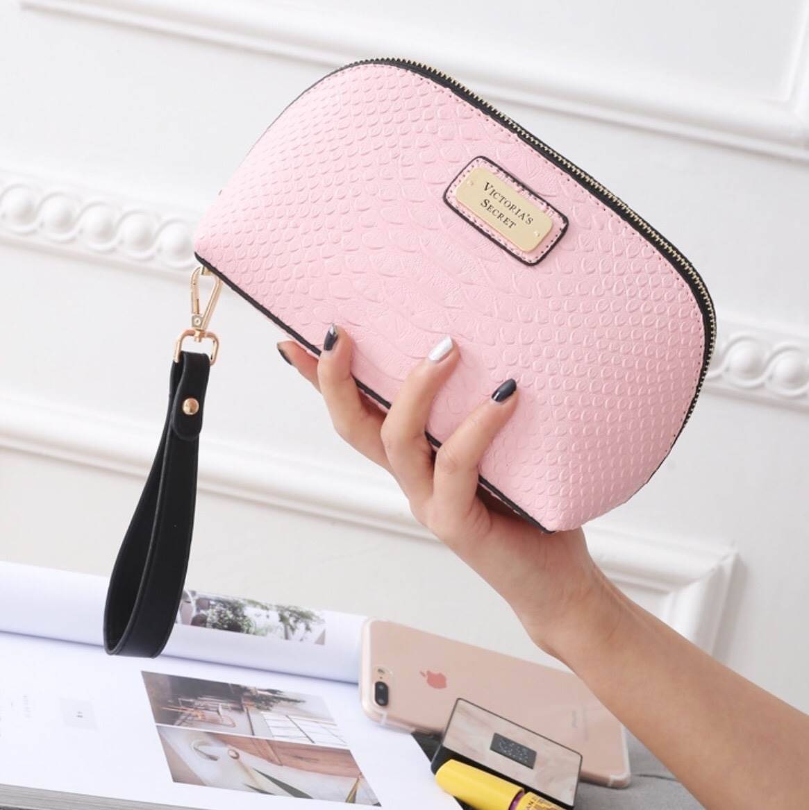 New Arrival Victoria' Secret Pu Croc Bag พร้อมส่งความปัง เหล่าสาวกนางฟ้าไม่ควรพลาดค่ะ กระเป๋าหนังลายจรเข้อยู่ทรงสวยหรู ด้านหน้าติดอะไหล่โลโก้แบร์นหรู เปิดปิดกระเป๋าด้วยซิปคุณภาพดี ด้านในโล่ง มีช่องซิปหนึ่งช่อง ช่องเล็กอีก 2 ช่องค่ะ มาพร้อมสายคล้องมือ