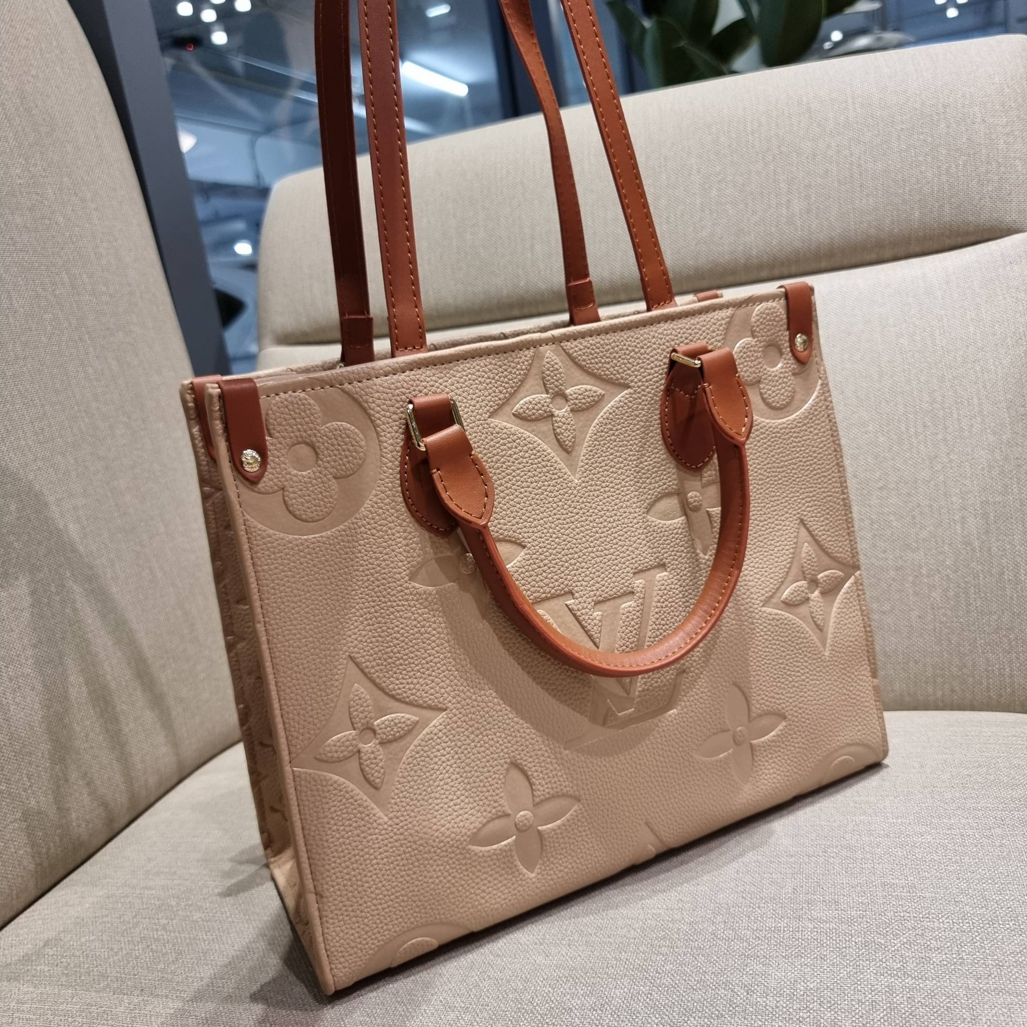 LV crossbody tote bag / LV Shopping Bag ดีไซน์สวยคม สมราคา ดูแพงไปอีก ด้วยดีเทลลายของหนัง crossgrain กระเป๋าทรงโท้ทคลาสสิค ผู้ดียืนหนึ่ง โทนสีใช้งานง่าย แมทช์ได้ทุกลุค มาพร้อมหูจับในตัว แบบหูหิ้ว และหูยาวสำหรับสะพายไหล่ เก๋มาก ชิคมาก ภายในโล่งกว้างมาก มีอ