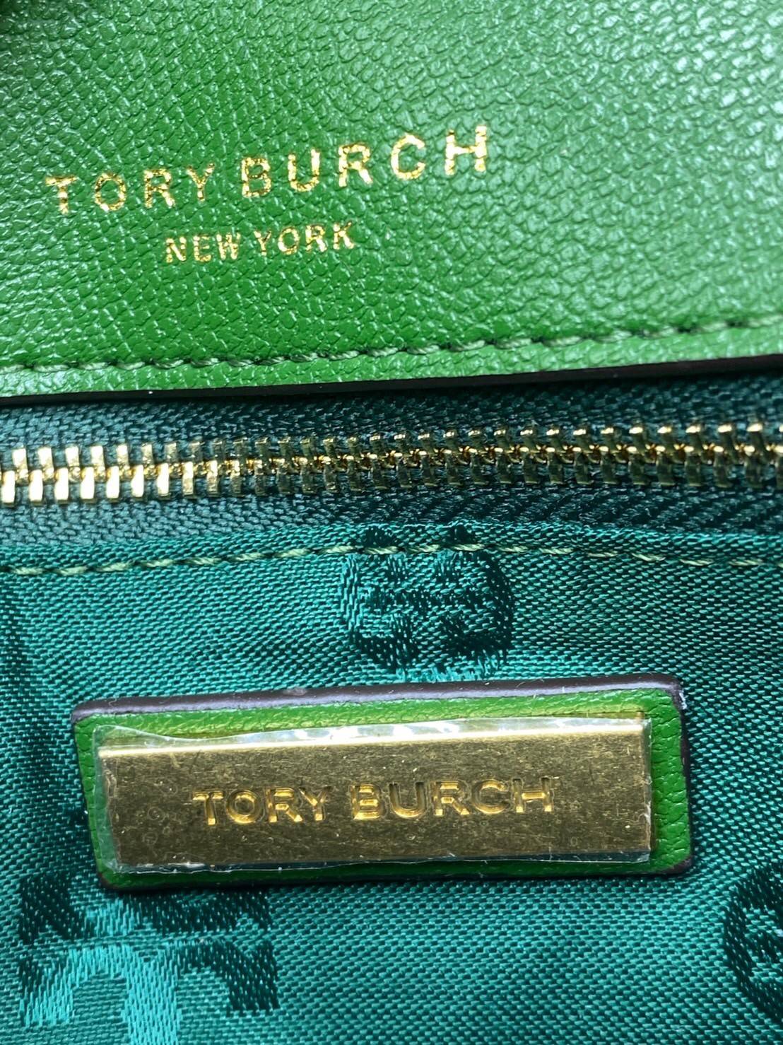Tory Burch Willa Mini Top Handle Bag พร้อมส่งที่ไทย ใบจริงคือสวยสุดดไปเลยค่าา! กระเป๋าสะพายข้างหรือหิ้วก็เก๋ไปอีกเลยค่ะ! หนังอย่างดี ลายนวมนิ่มมือดีมากค่ะ ด้านหน้ามีอะไหล่โลโก้แบรนด์