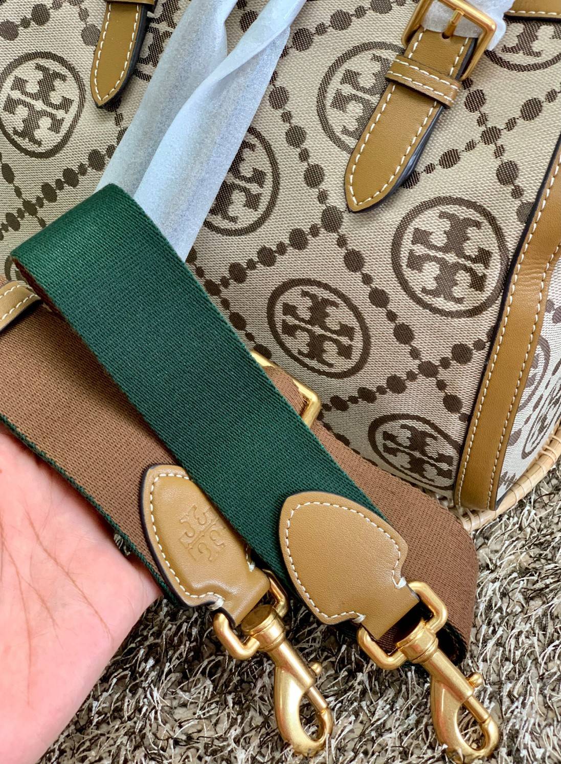 สวยก่อนใครแน่นอนค่ะนาทีนี้💋 💥รุ่นที่กำลังฮิตมากตอนนี้ของเหล่าคนดังใน ตปท.! TORY BURCH T MONOGRAM JACQUARD BARREL ((ใบใหญ่)) พร้อมส่งที่ไทยทันที! กระเป๋าทรงหมอนจาก Tory burch วัสดุ jacquardทอลายแบรด์+หนังแท้ ได้สวยงามหรู ดูคลาสสิคมากๆค่ะ เป