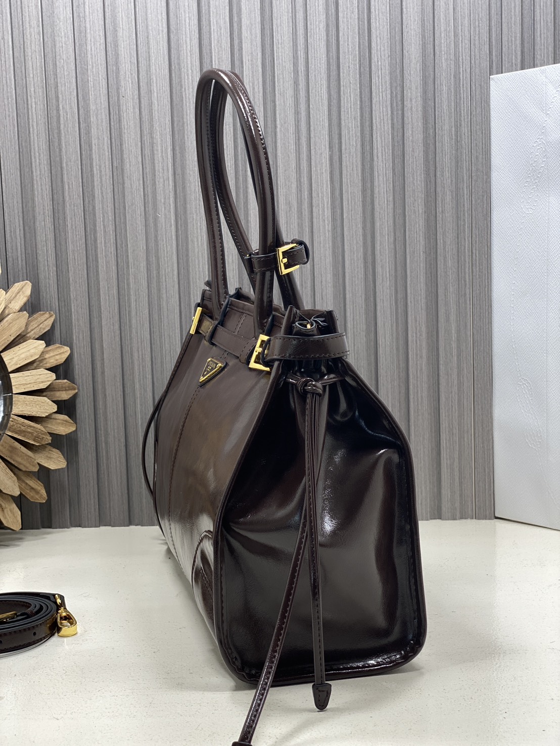 ORI หนังแท้ | Prada Bonnie Large Sueded Handbag Cinnamon 38cm กระเป๋าสะพายทรงโท้ทใบใหญ่ งานหนังกลับโทนสีน้ำตาล โดดเด่นด้วยดีไซน์ที่เน้นความประณีตแต่ใช้งานได้จริง