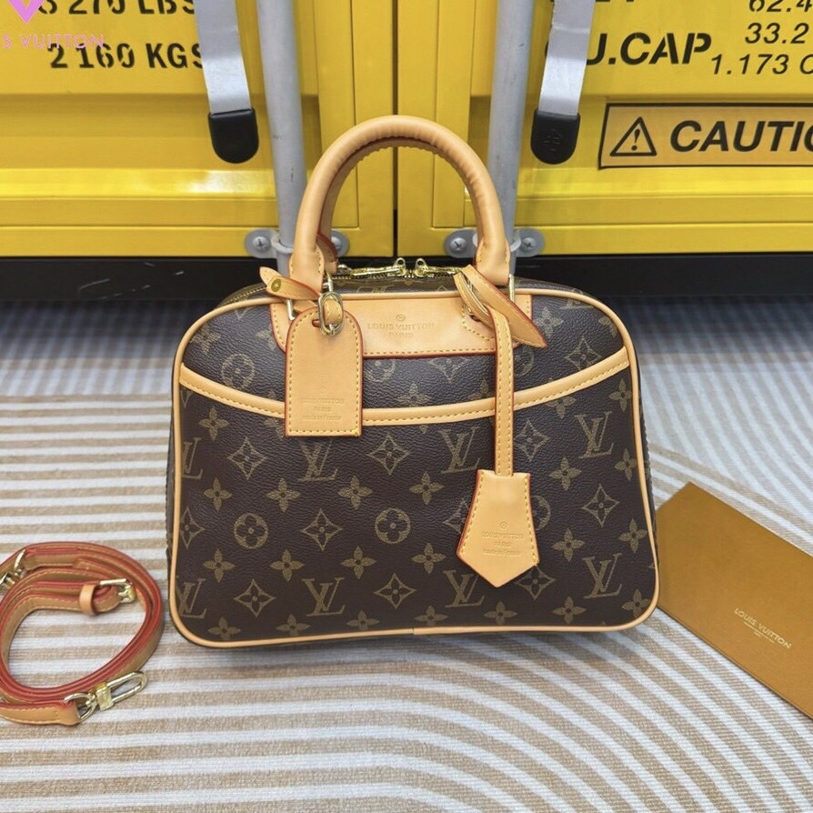 LV Monogram Trouville Handbag กระเป๋าสะพายดีไซน์คลาสสิควินเทจ รูปทรงใช้งานง่ายสะดวกคล่องตัว เรียบง่าย หรู ดูผู้ดี ปากกระเป๋ามีซิปเปิดปิด ภายในโล่งกว้าง พร้อมเสิร์ฟให้ในราคาน่ารักๆ