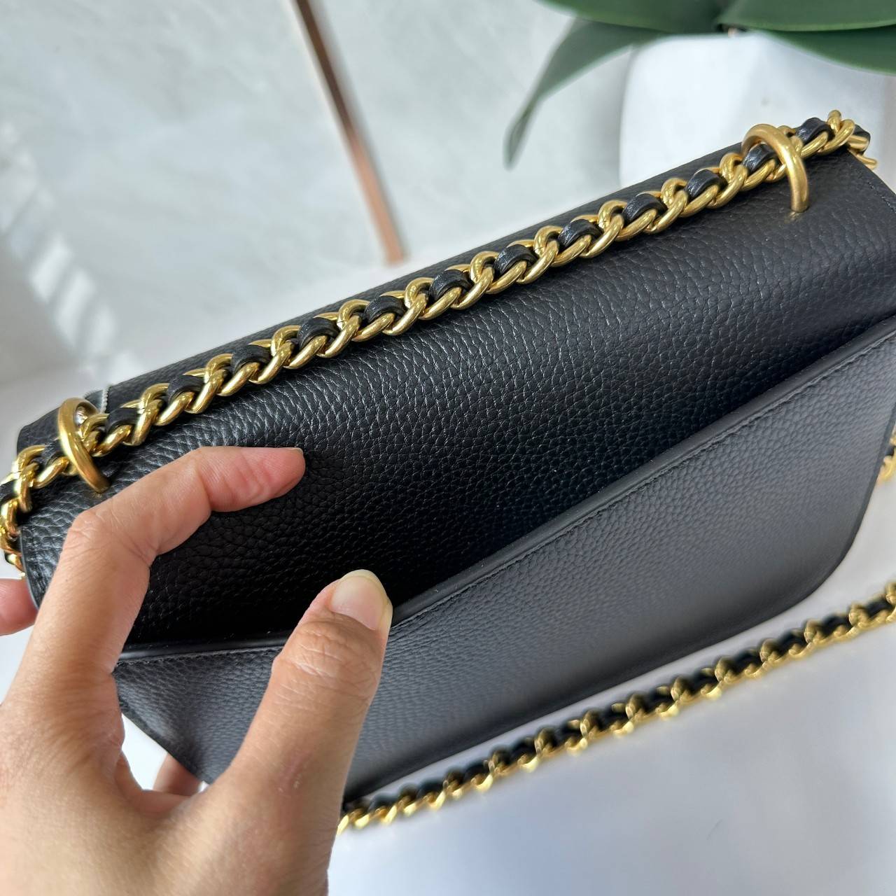 Tory Burch Britten Small Convertible Shoulder Bag คอลเลคชั่นใหม่สุดเรียบหรู กระเป๋าสะพายไหล่หรือสะพายข้าง วัสดุหนังอย่างดี