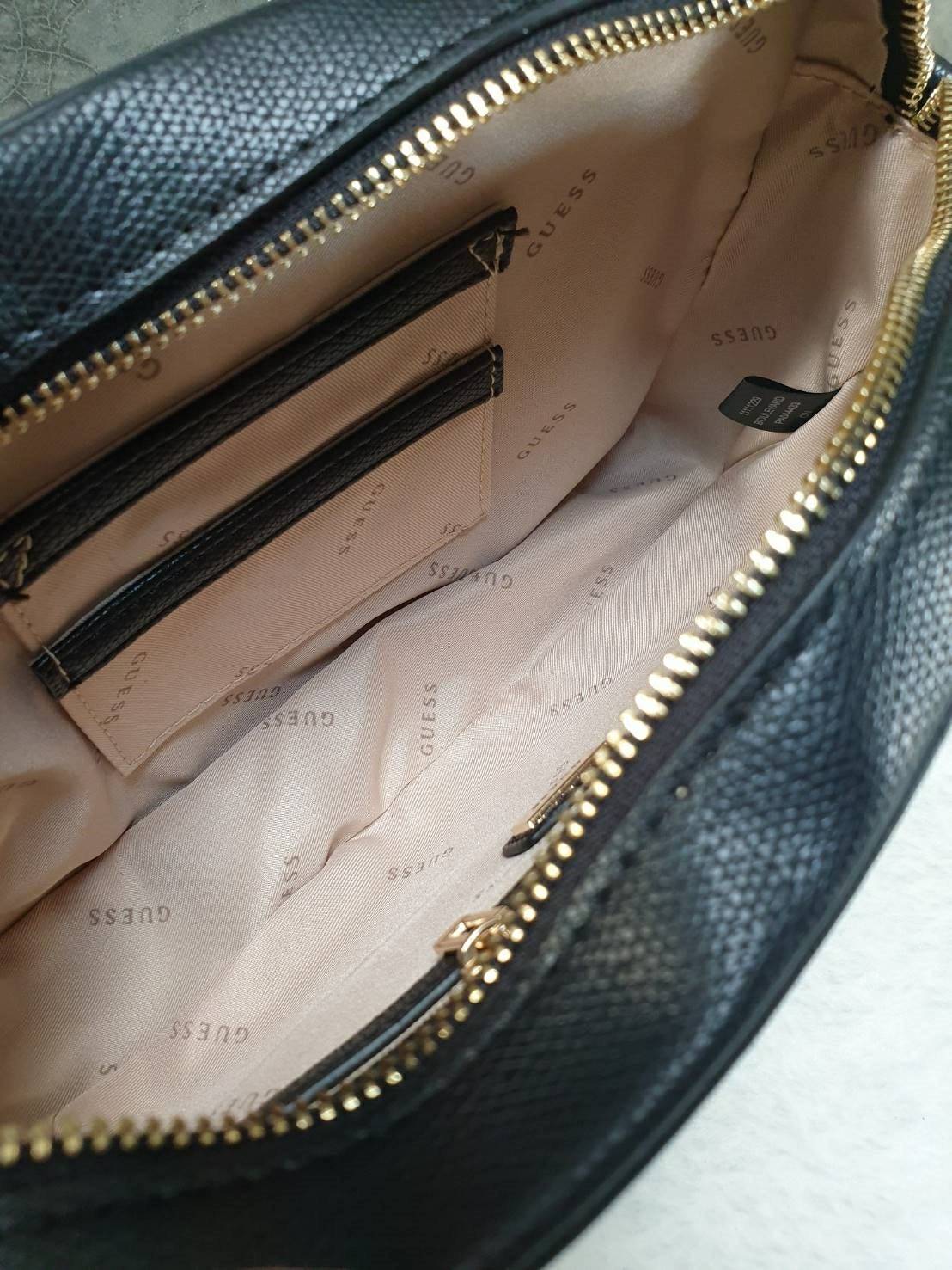 กระเป๋าสะพายข้าง guess ทรงสวย ด้านหน้าติดโลโก้แบรนด์ ลายสวยงาม สายยาวตัดแต่งโซ่และหนัง สามารถปรับความยาวได้ ตัวจับซิป มีกุญแจตีแบรนด์เพิ่มความโก้หรู ซิปเปิดง่าย ด้านในมีช่องซิป และช่องเสียบบัตร ติดโลโก้แบรนด์ บุผ้าแบรนด์ทั้งใบ สวย คุ้มราคา