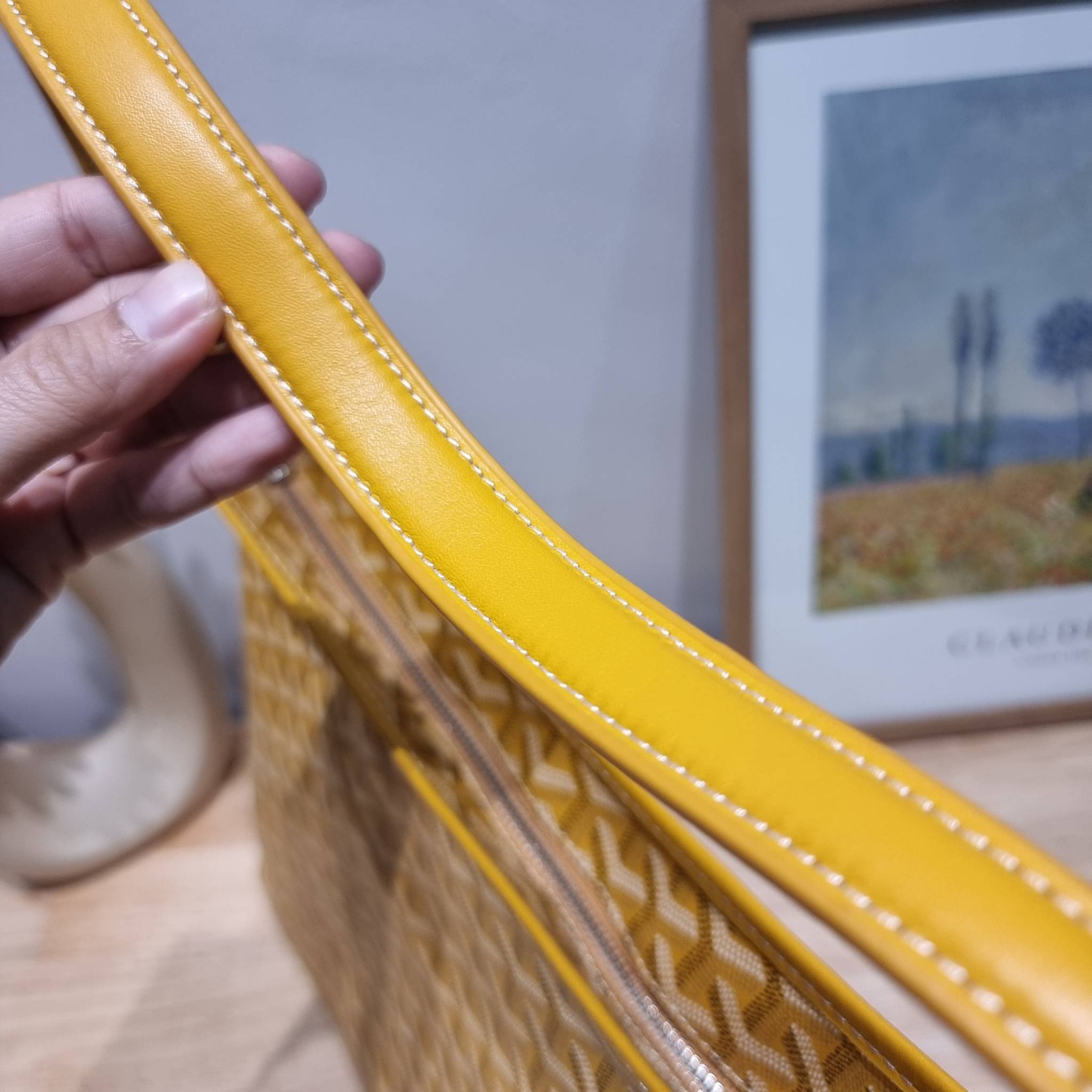 GOYARD BOHEME HOBO BAG / GOYARD HOBO กระเป๋าสะพายทรงโฮโบ ใบใหญ่จุใจ!! มาครบสีขายดี เลิศทุกสี รูปทรงคลาสสิค ดีไซน์เป็นเอกลักษณ์ วัสดุหนังแคนวาสพิมพ์ลายสวยคม ปากกระเป๋ามีซิปเปิด-ปิดกันของหล่นได้ ภายในโล่งกว้างมาก มาพร้อมสายคล้องในตัว ทนทาน สะพายสวยๆได้ทุกวั