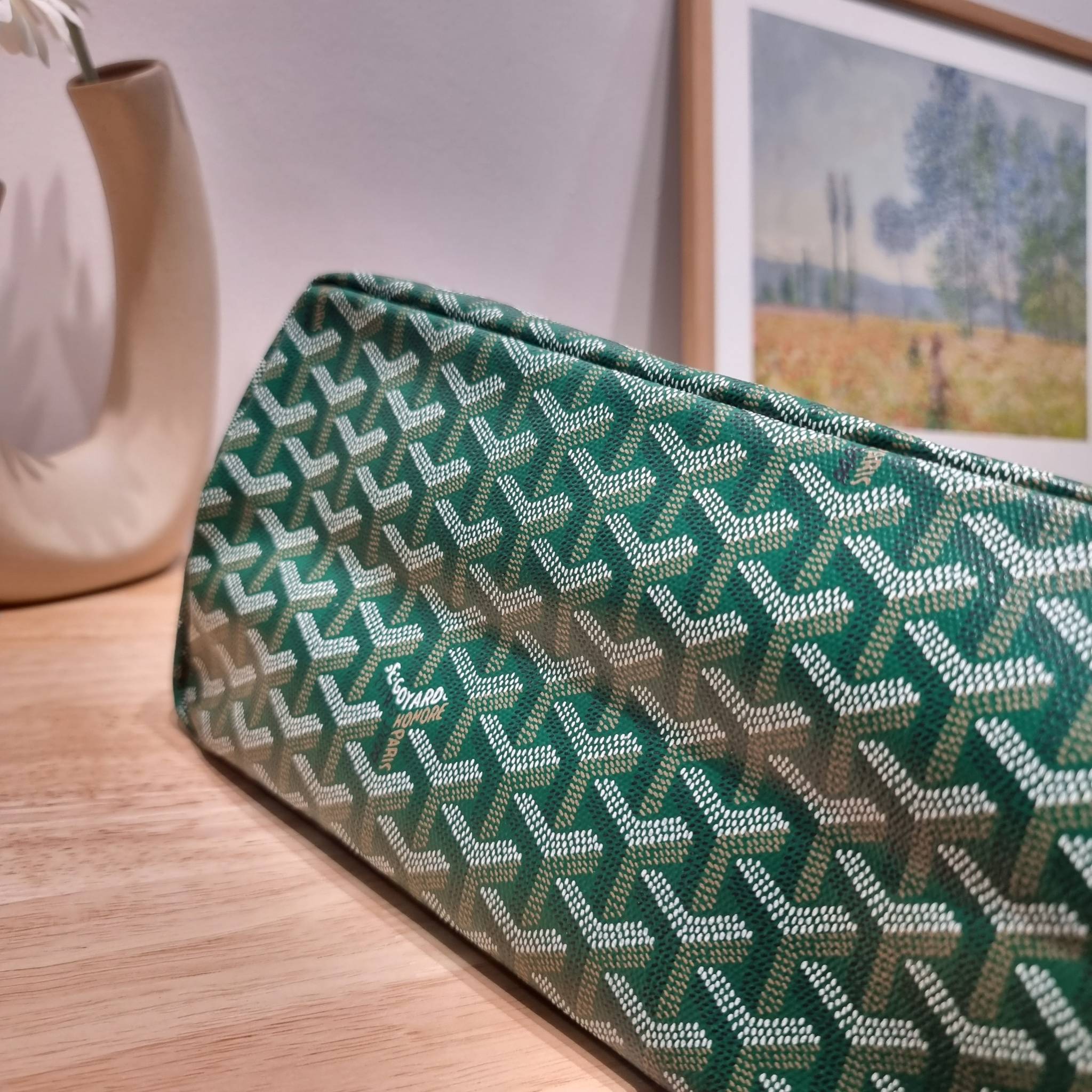 GOYARD BOHEME HOBO BAG / GOYARD HOBO กระเป๋าสะพายทรงโฮโบ ใบใหญ่จุใจ!! มาครบสีขายดี เลิศทุกสี รูปทรงคลาสสิค ดีไซน์เป็นเอกลักษณ์ วัสดุหนังแคนวาสพิมพ์ลายสวยคม ปากกระเป๋ามีซิปเปิด-ปิดกันของหล่นได้ ภายในโล่งกว้างมาก มาพร้อมสายคล้องในตัว ทนทาน สะพายสวยๆได้ทุกวั