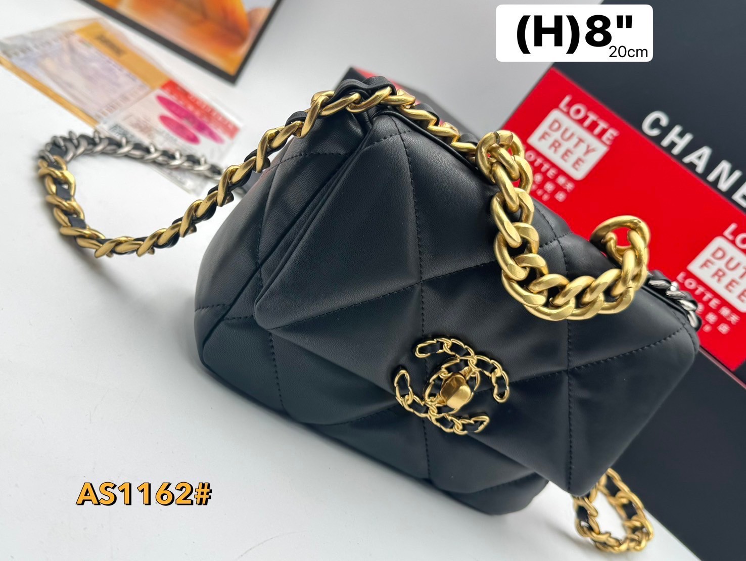 CHANEL 19 Handbag Flap Bag กระเป๋าสะพายรุ่นในตำนานที่เป็นลูกรักของสาวๆ ไปแล้ว คลาสสิกที่สุด ให้ลุคลูกคุณมั๊กมากกก งานหนังเรียบสวย หนังมีกลิ่นหอมฟุ้งตั้งแต่เปิดกล่อง หรูหราแบบไม่ต้องพูดเยอะ