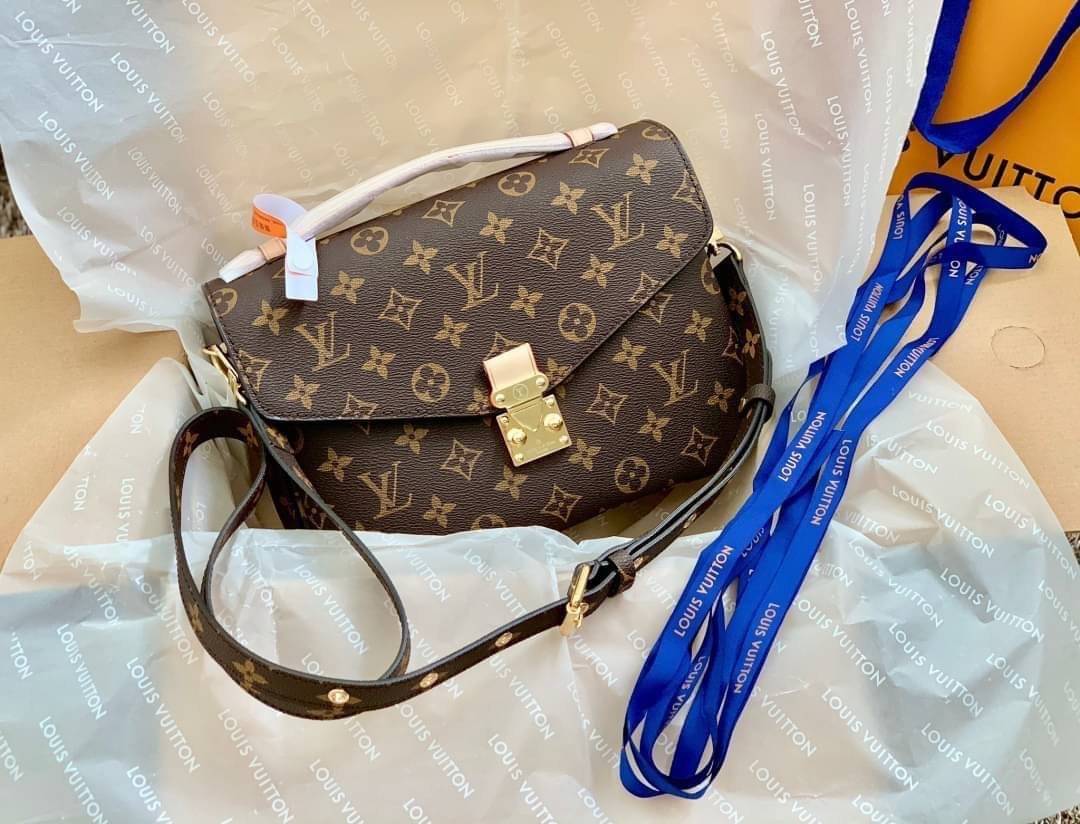 LV Pochette Métis ไอเท็มนำแฟชั่นที่น่าดึงดูดใจอย่างยิ่ง กระเป๋าที่มีรูปลักษณ์ทรงกะทัดรัดและใช้งานได้สะดวก หนังแท้แคนวาสอย่างดีเลยค่ะ ลาย Monogramอัญเป็นเอกลักษณ์ของแบรนด์ เปิด-ปิดแบบกดล็อคอะไหล่สีทองสวยงาม ภายในมี3ช่องกว้างสามารถใช้งานได้หลากหลายและจุของไ