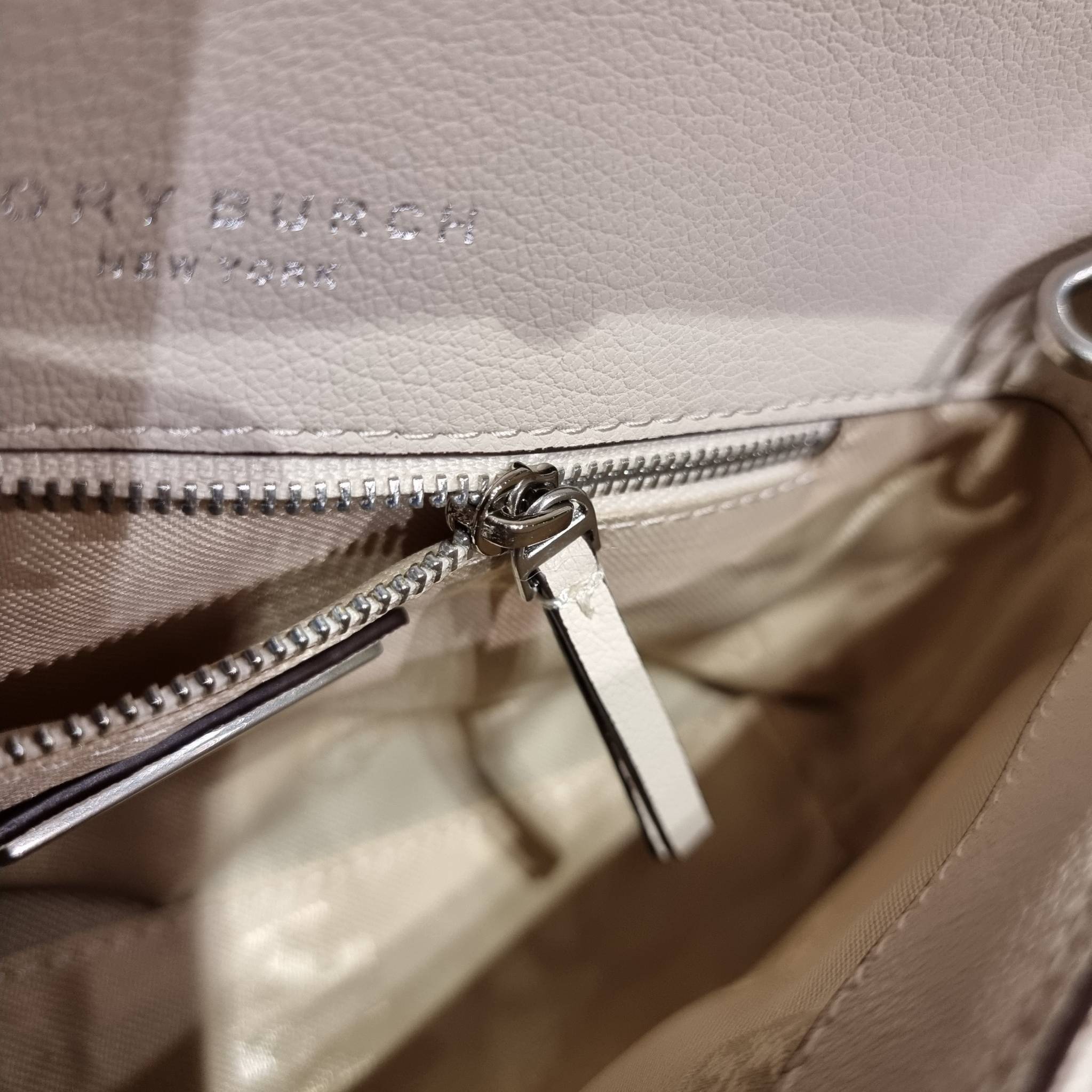 TORY BURCH WILLA MINI SHOULDER BAG ใหม่ล่าสุด พร้อมเสิร์ฟไม่ต้องรอพรีฯ กระเป๋าสะพายดีไซน์เลิศ ทรงสวย กะทัดรัด สะพายคล่องตัว ดีไซน์บุนวม เส้นคมสวยหรู