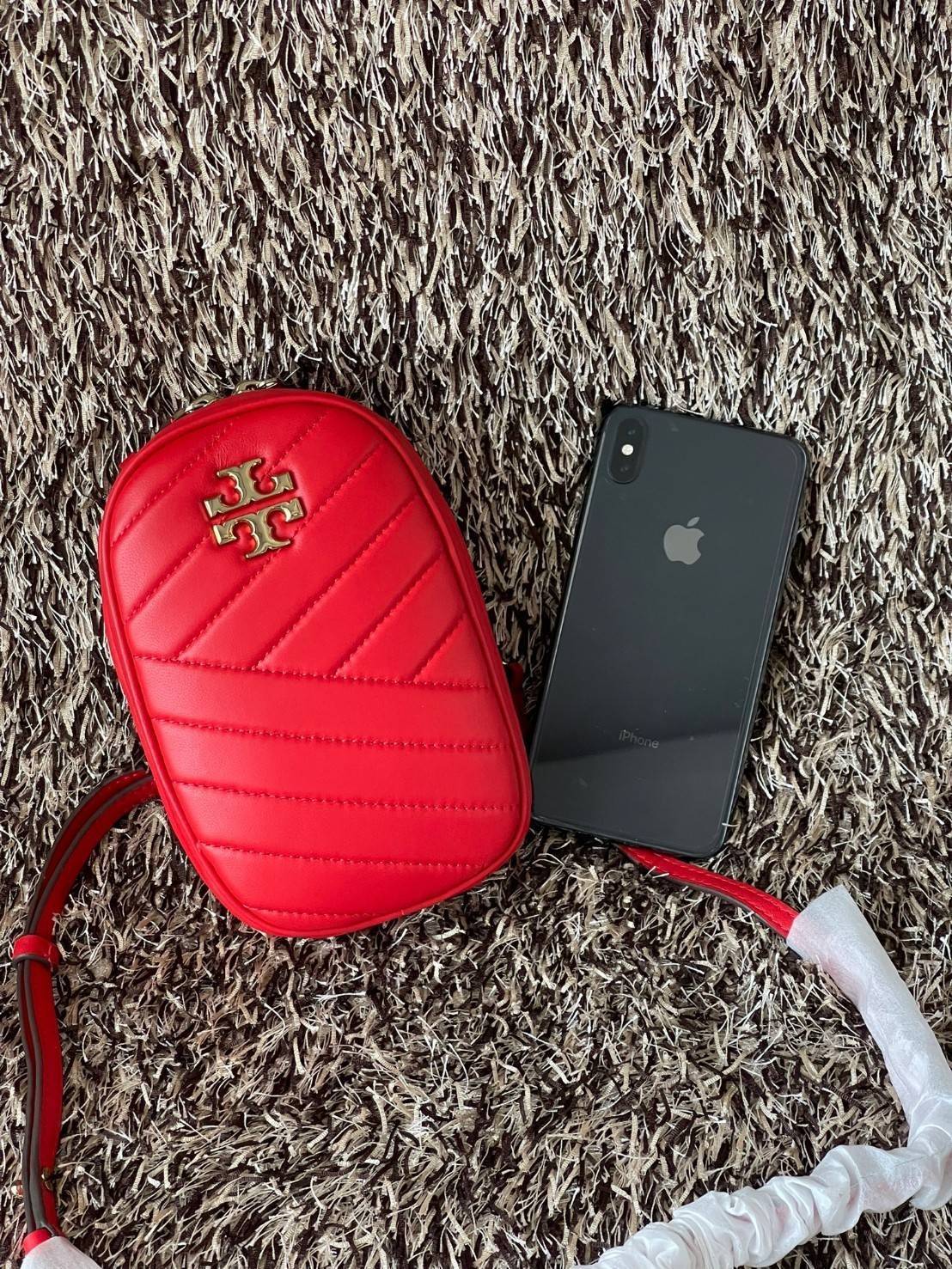 Tory burch kira chevron n/s crossbody bag กระเป๋าสำหรับใส่มือถือหรือของจุกจิกต่างๆ ได้กลายมาเป็นแฟชั่นสุดร้อนแรงแห่งปี คอลเลคชั่นนี้ออกมาเพื่อเอาใจสาวๆโดยเฉพาะ สีสันสุภาพเพื่อให้แมทช์กับสีสันของเสื้อผ้า ได้ง่าย ภายในยังสามารถแบ่งสันปันส่วนไว้สำหรับใส่บัตร