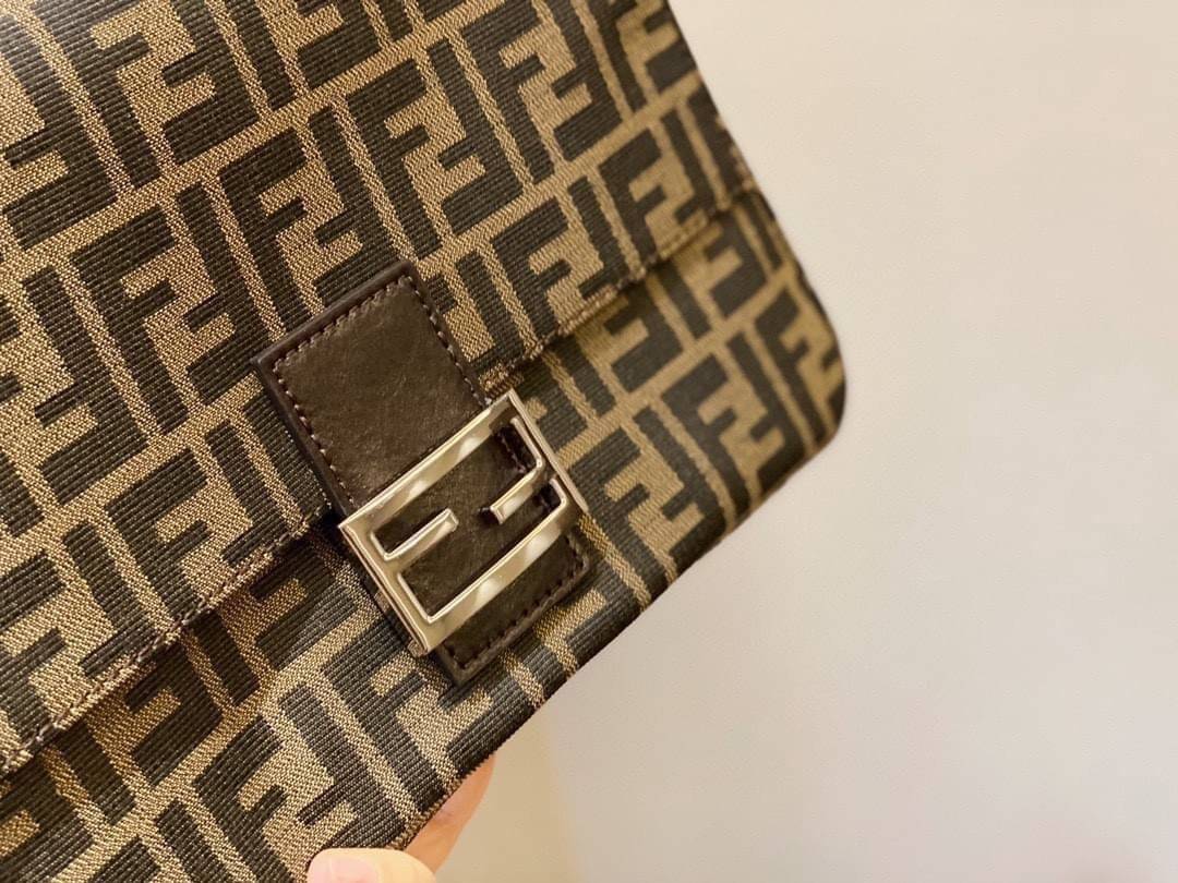 รุ่นใหม่แนะนำ!! FENDI BAGUETTE BROWN FABRIC BAG (GWP) วัสดุ CANVAS พิมพ์ลายแบรนด์ เปิดปิดด้วยฝาปิดกระดุมแม่เหล็ก ภายในมีช่องซิป ใส่ของแยกอีกช่อง สามารถใส่กระเป๋าสตางค์ยาว iphone เงิน ของจุกจิกได้ มาพร้อมสายสะพาย2แบบ ถอดเปลี่บนได้ อะไหล่แบรนด์สีเงิน Rare i