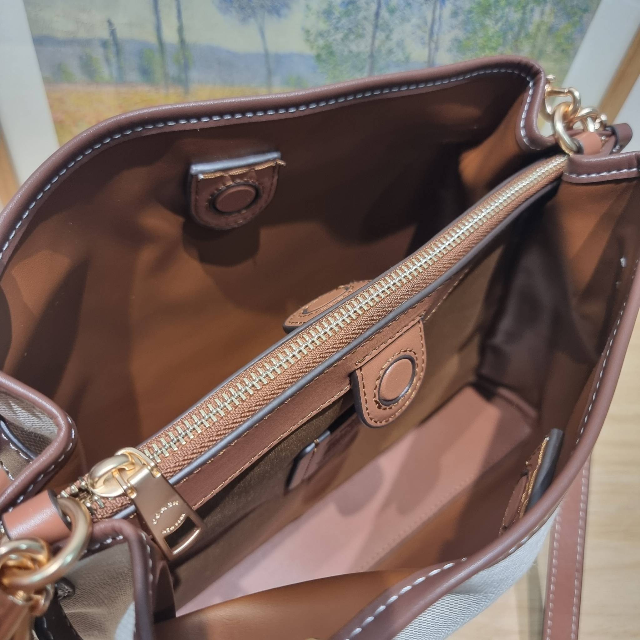 COACH CH190 HANNA SHOULDER BAG น้องใหม่ เรียบหรู ดูแพง กับกระเป๋าสะพายไหล่ทรงสวย โทนสีคลาสสิค ดีไซน์ตกแต่งสายคาดจับจีบข้างกระเป๋าเพิ่มดีเทล มาพร้อมหูจับถอดแยกได้