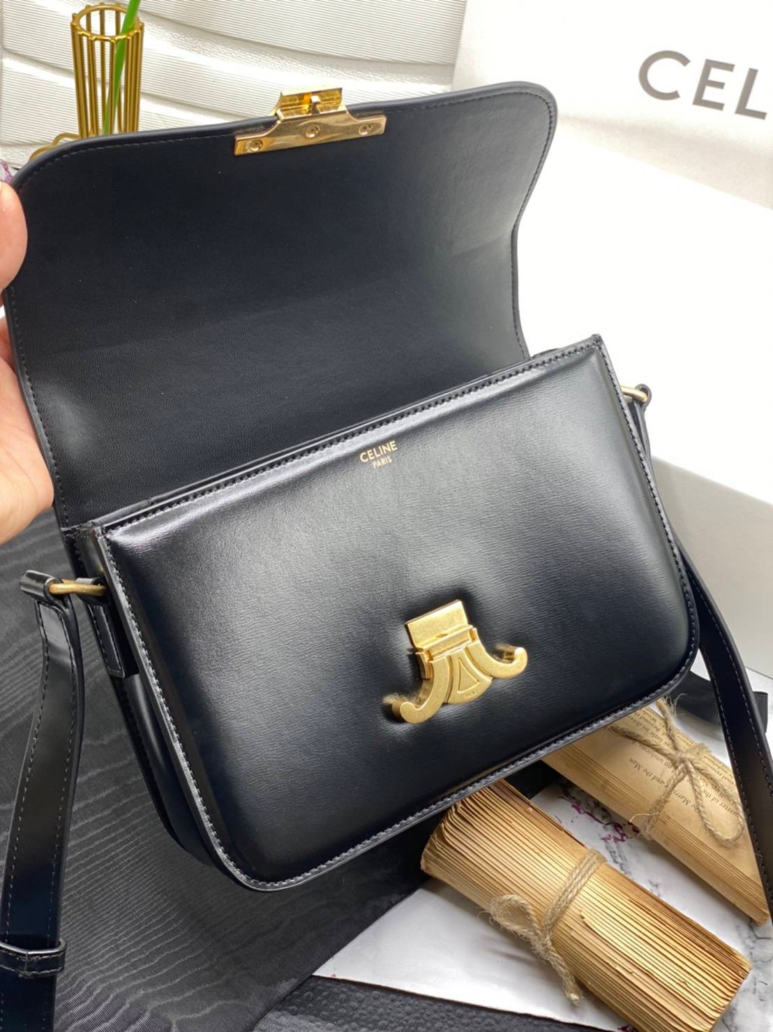 หนังแท้ CELINE TRIOMPHE CROSSBODY BAG ดีไซน์ยอดนิยมสไตล์สาว LISA ทรงสี่เหลี่ยมหนังสวยหรูอยู่ทรงเปิดปิดด้วยฝาปิดโลโก้แบรนด์อะไหล่ทอง ภายในมีช่องหลัก ช่องย่อย และช่องซิป สามารถใส่มือถือของใช้จุกจิกได้เยอะ มาพร้อมสายสะพายหนังยาวปรับระดับได้ จะสะพายไหล่ CROSS