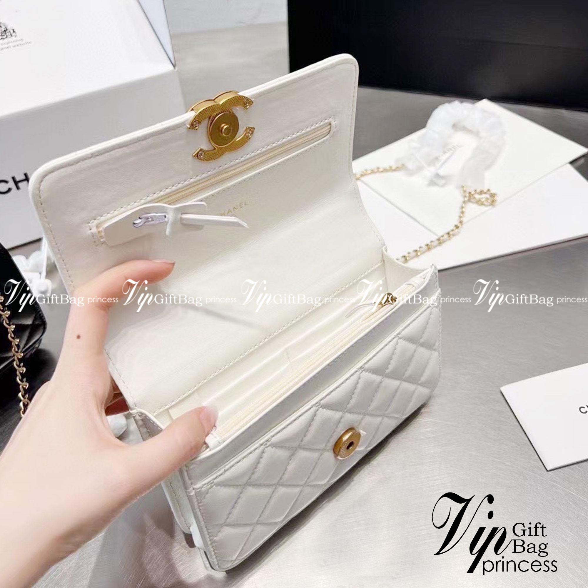 Chanel flap bag / Chanel Woc with Adjustable Ball Chain ปังไม่ไหว woc ทรงที่สาวๆควรมีติดไว้ได้ใช้แน่นอนค่ะ รอบนี้จัดมาเสิร์ฟ 2 สี พร้อมสายสะพายครอสบอดี้ งานปั้มทุกจุด ใช้ได้ทุกลุค เกรดงานสวย งานชนชอป ใช้ได้ Everyday Look เลยค่า