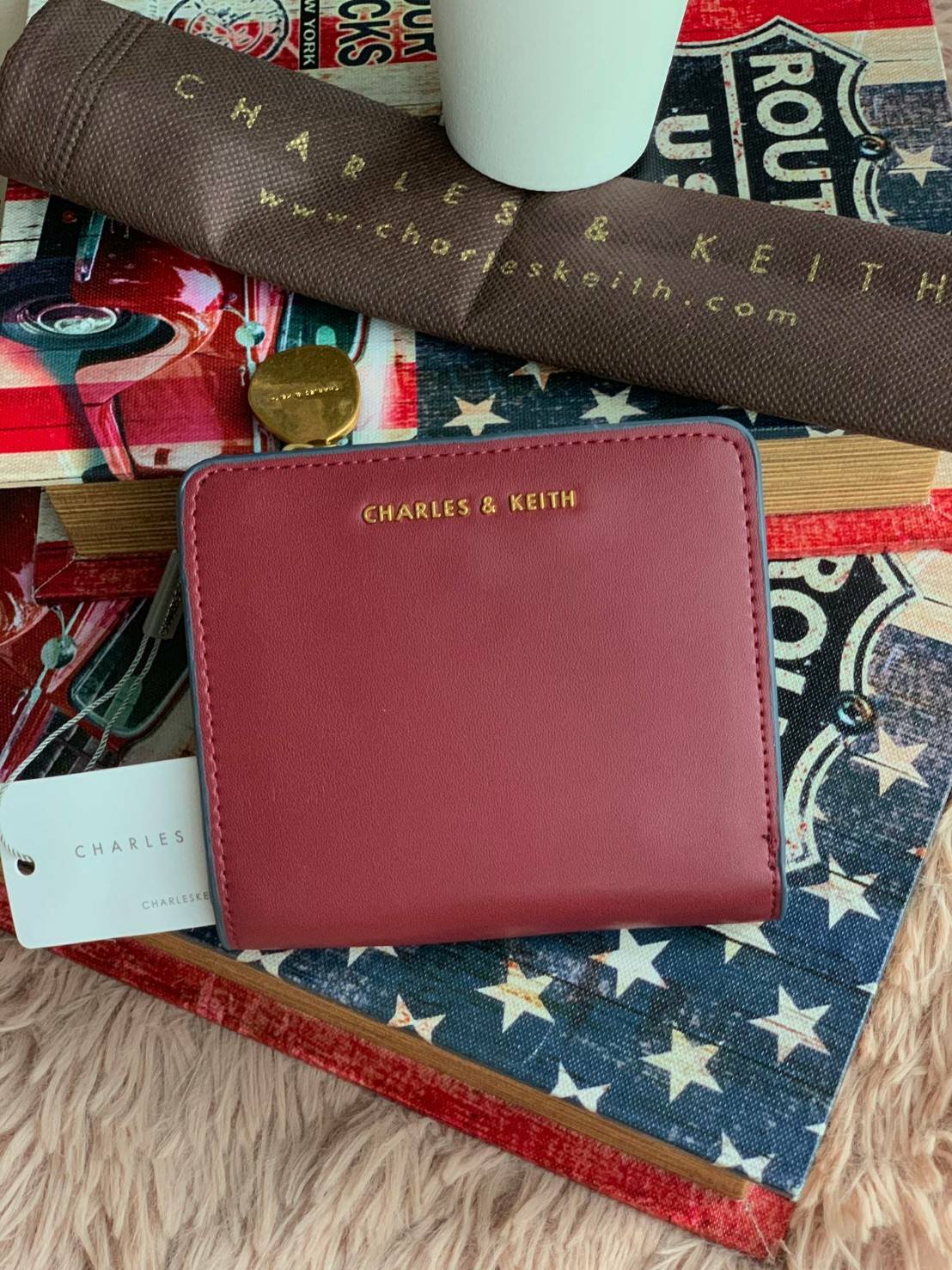 Charles & keith Classic Mini Snap Button Wallet กระเป๋าสตางค์ทรงสั้นรุ่นใหม่ชนช้อป! วัสดุpuหนังเรียบนิ่ม ด้านหน้าประดับโลโก้แบรนด์ด้วยโลหะตัวนูน ภายในเปิดปิดด้วยกระดุมทั้ง2ด้าน มีช่องซิปใส่เหรียญใบเล็ก สามารถถอดแยกกับชิ้นใหญ่ได้ ภายในยังมีช่องเสียบบัตร แล