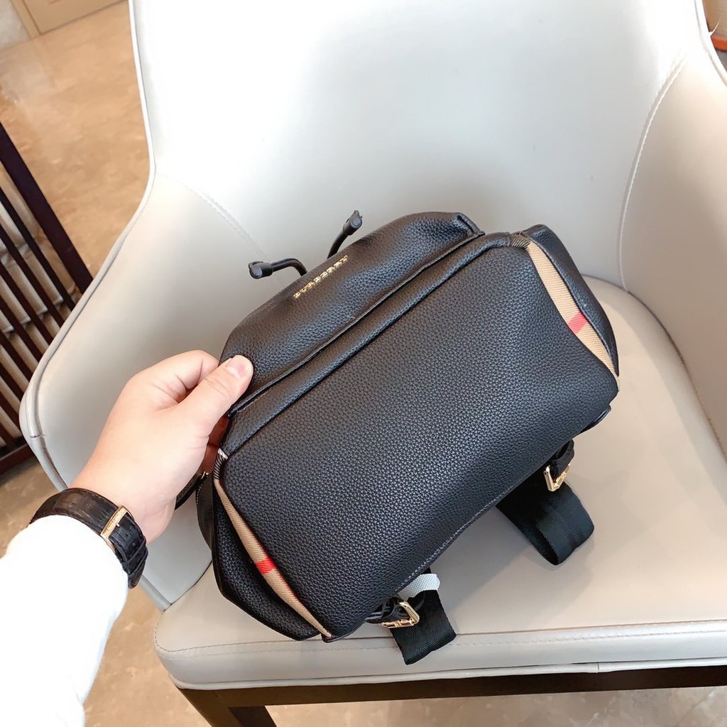 BURBERRY Rucksack Military Backpack / BURBERRY FRAGRANCES VINTAGE 2WAYS RUCKSACK BACKPACK / BURBERRY BACKPACK กระเป๋าเป้ ลาย Vintage Signature สวยคลาสสิค ภายในโล่งกว้างและช่องใส่มือถือสามารถใส่มือถือกระเป๋าสตางค์ของใช้ได้เยอะ หูจับหนัง เป็นเป้ก็ดูดีไอเท็ม
