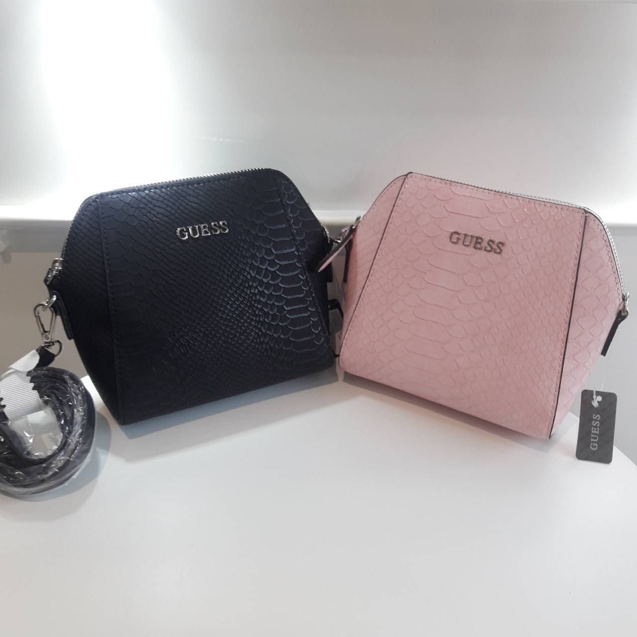 New arrival! กระเป๋าสะพายข้าง หนังจระเข้ ขนาดกระทัดรัด ยี่ห้อ Guess มาพร้อมกับสายหนัง และพื้นที่เก็บของอย่างจุใจ ด้วยดีไซน์เรียบหรูทำให้เข้ากับชุดได้หลากหลายสไตล์ กระเป๋าสะพาย GUESS ผลิตจาก PU แบบนิ่ม เปิด-ปิดด้วยซิป เพิ่มความหรู โดดเด่นด้วย ตกแต่งดีเทลโล