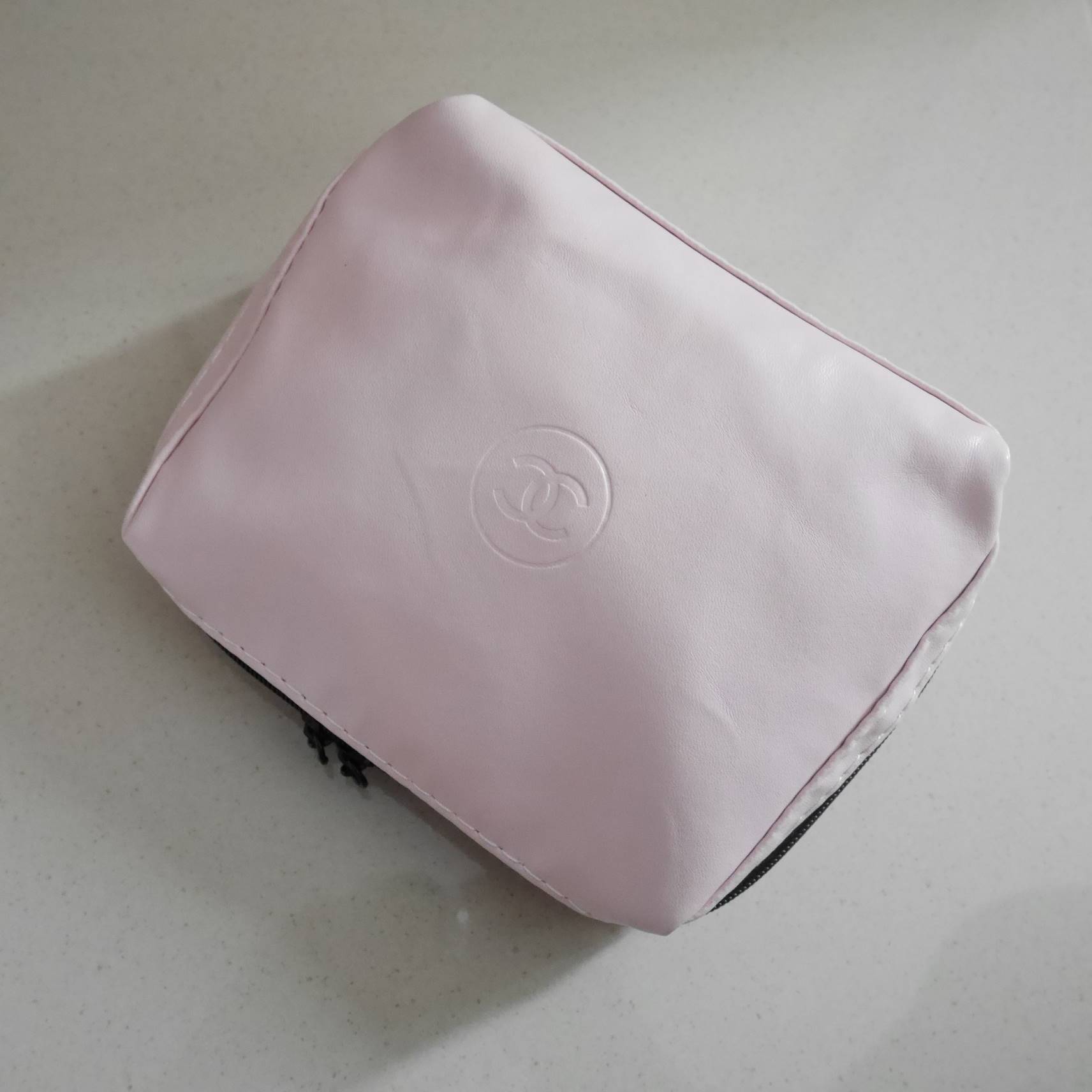 New Cute!! 🦄🦄 งานน่ารัก ชาแนลเค้าจัดให้อีกแล้วคะ กับ Chanel Mini Cosmetic bag กระเป๋าเครื่องสำอางค์ขนาดเล็ก ของแถมจากเครื่องสำอางค์ CHANEL MAKEUP ของแท้100% ตัวกระเป๋าเป็น หนัง pu สีชมพูอ่อนทั้งใบ ที่หัวซิปมีโลโก้ชาแนลสีชมพู ปั้มแบรนด์บนหน