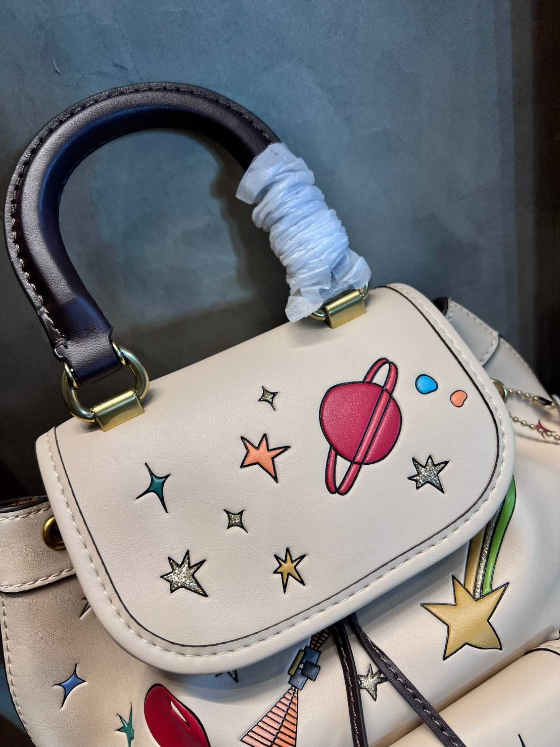 COACH X Observed By Us Riya Backpack 21 In Colorblock CK400 พร้อมส่งที่ไทยก่อนใคร กระเป๋าวสะพายหลังแบบมีหูหิ้ว หนังแท้อย่างดี หนังนิ่มละมุนมือมากค่ะ ไม่แข็งทื่อๆนะคะ!