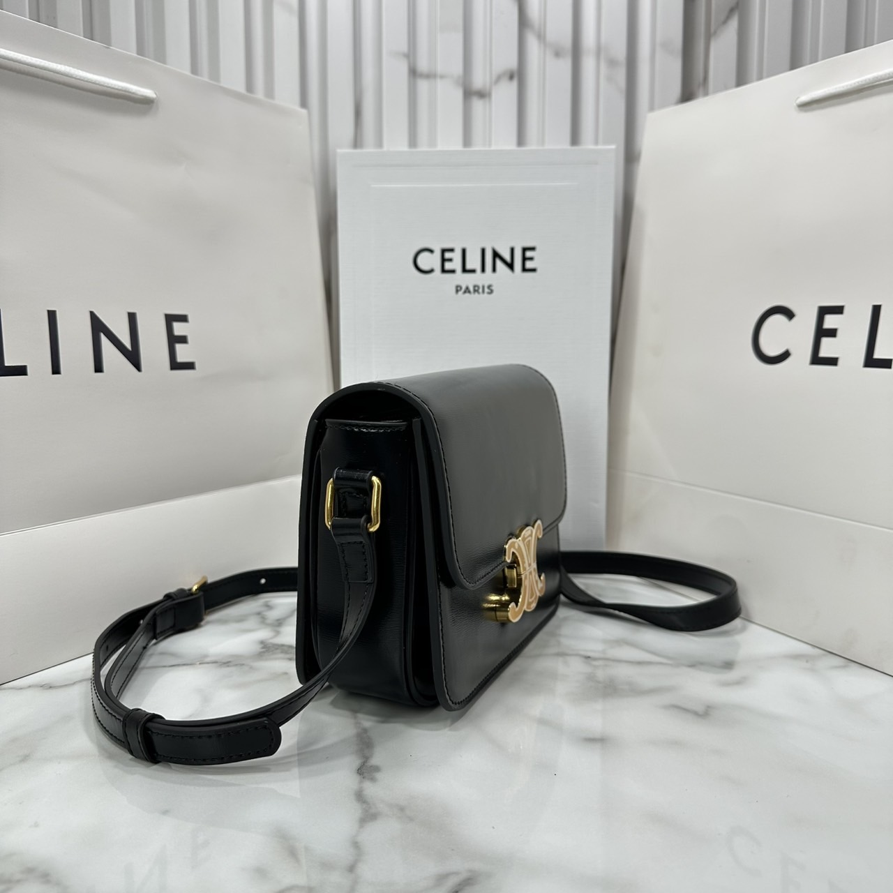 ORI หนังแท้ | 7" CELINE TRIOMPHE TEEN BAG in glossy leather กระเป๋าสะพายรุ่นยอดนิยม ถ่ายทอดให้เห็นถึงแก่นแท้ของสไตล์แบบ CELINE งานหนังเรียบเงาสวยหรูหรา