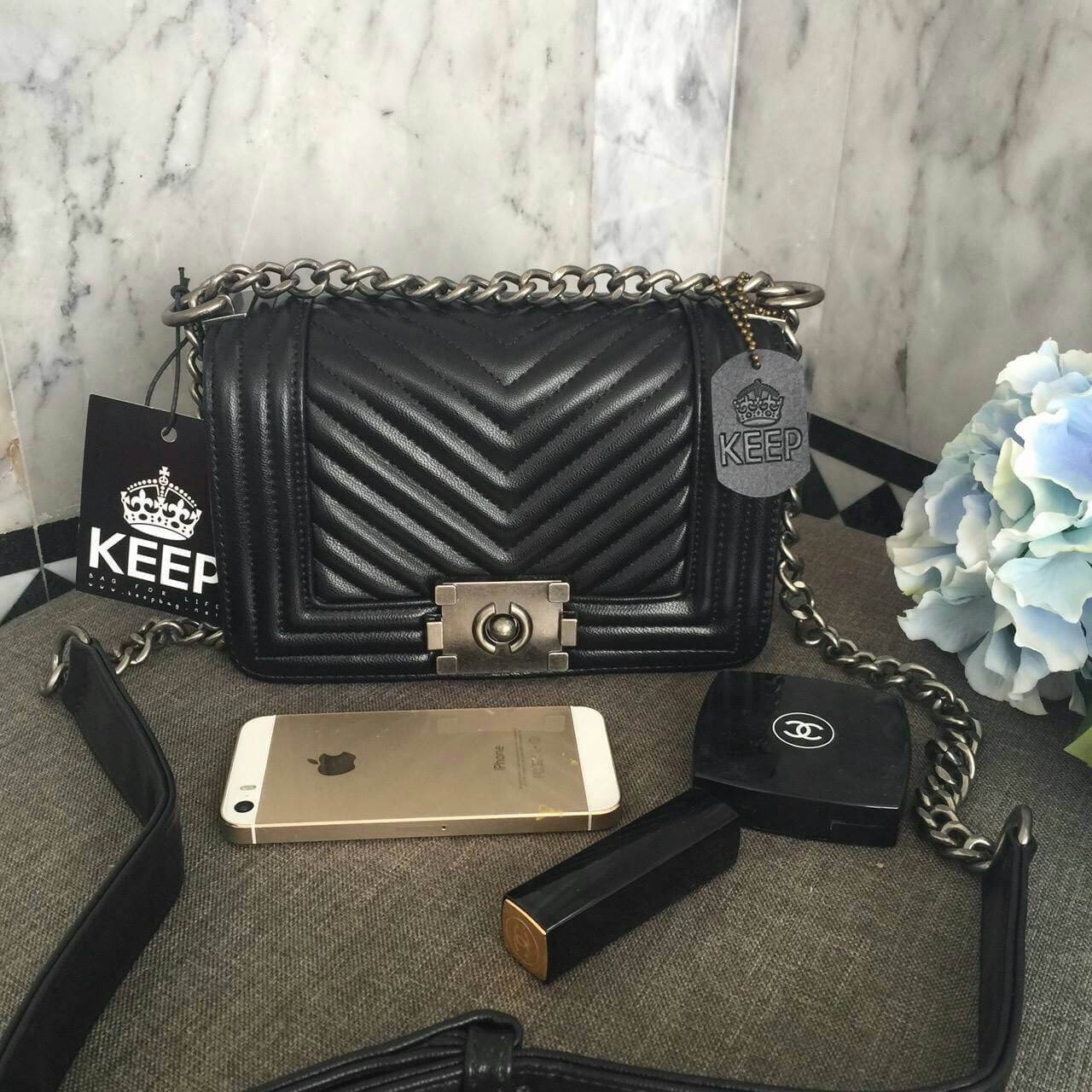 New Arrival!! Keep chain medium shoulder bag กระเป๋าทรงยอดฮิตคะ รุ่นนี้รับประกันความสวย ตัวกระเป๋าหนังเนื้อดี ขนาดกะทัดรัด ภายในสีแดง มีช่องใส่ของจุกจิก สายโซ่ปรับได้ 2 แบบทั้งสายสั้น สายยาว สะพายพาดลำตัวได้คะ น่ารักมาก ใส่ มิกส์ ได้ง่ายกับทุกชุด ใบนี้แนะ