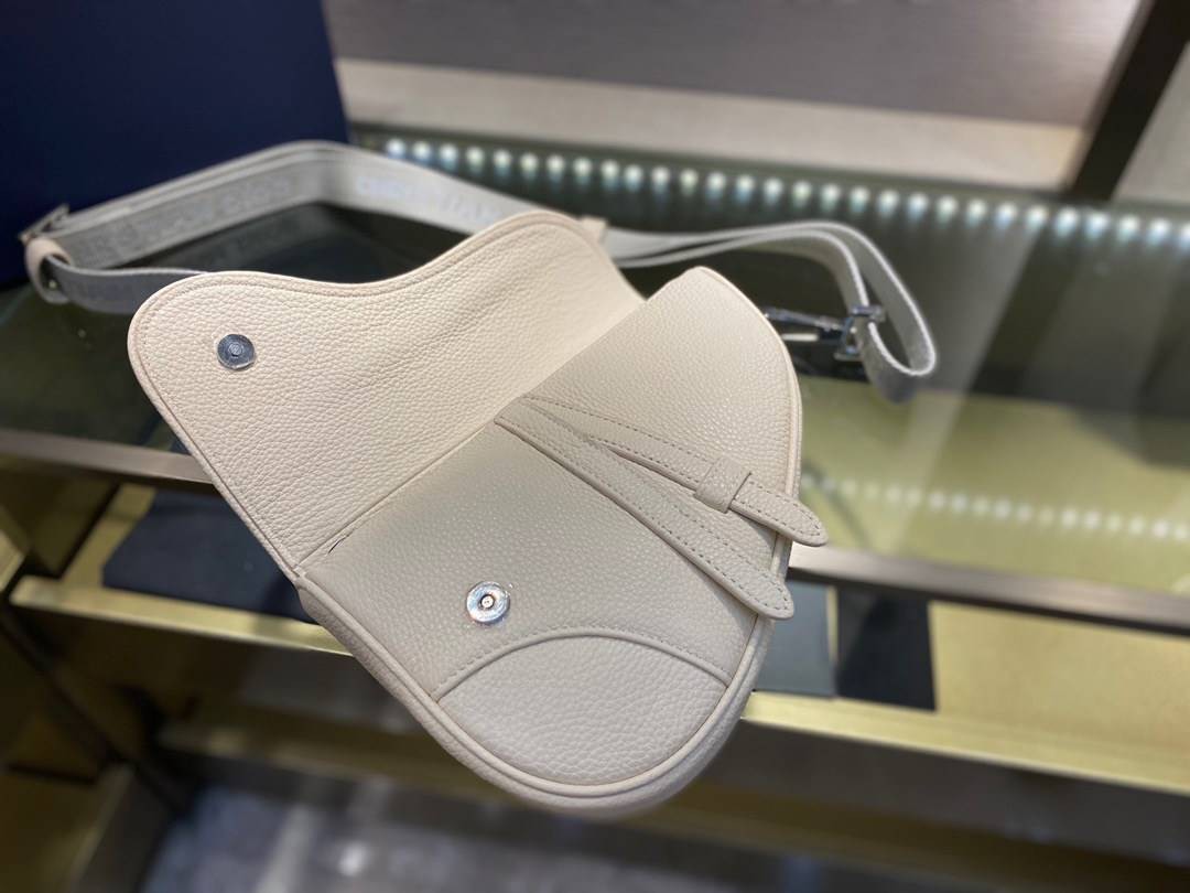 หนังแท้ DIOR GRAINED CAFLSKIN MINI SADDLE BAG พร้อมส่งที่ไทย งานหนังแท้ออริจินอล ภาพสินค้าถ่ายจากงานขายจริง ใช้งานต่างประเทศได้