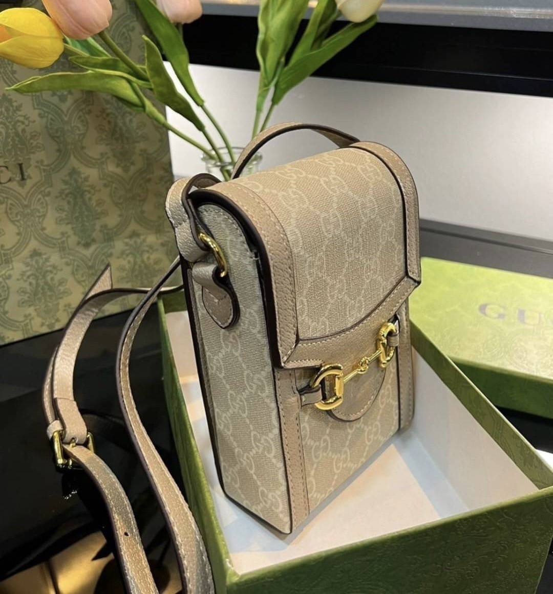 Gucci Horsebit 1955 mini bag / Gucci horsebit phone case สีใหม่ละมุนพร้อมส่ง กระเป๋าสะพาย กระเป๋าใส่โทรศัพท์ งานแฟชั่นคลาสสิก อะไหล่สวย ดีไซต์สัญลักษณ์วงแหวนตามแบบฉบับแบรนด์ มาพร้อมกล่องแบรนด์และสายสะพายยาวที่สามารถปรับระดับได้ พร้อมส่งให้สะพาย สวยๆ กันแล