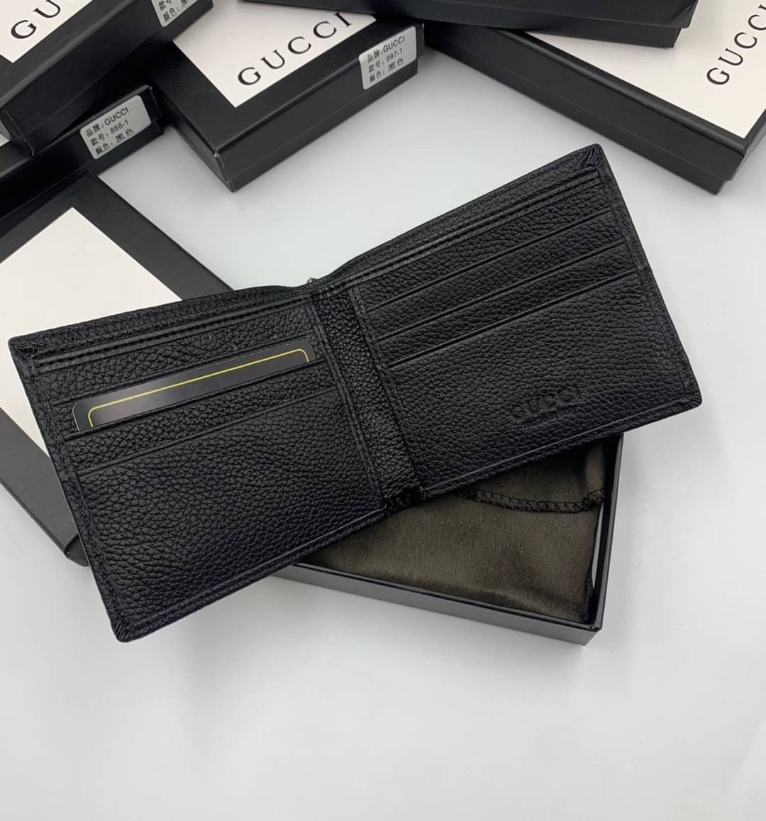 หนังแท้ GUCCI Men Short Wallet รุ่นใหม่ล่าสุด!! หนังสวยเริด ดีงามมากค่าาา กระเป๋าสตางค์ใบสั้น ดีไซน์ใหม่ สวยดูหรู ถือใช้กำลังเหมาะมือ ใส่บัตรได้เยอะ ใส่ธนบัตรได้ทุกชนิด มาครบ set พร้อมส่ง!! เป็นไอเท็มที่หนุ่มๆต้องมีจริงๆจ้า 😎😎