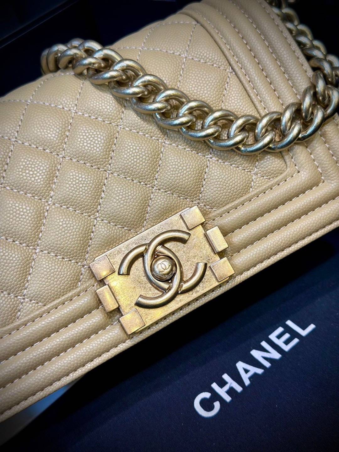 CHANEL BOY BAG 20cm กระเป๋าสุดคลาสสิคตลอดกาล งานหนังแท้ ขนาดเล็กน่ารัก ไม่ว่าเวลาจะผ่านไปเเค่ไหนก็ไม่เคย Out สำหรับรุ่นนี้ เรียบ หรู คลาสสิค ผู้ดี ไฮโซที่แท้ทรูอะไหล่เงินรมขวัญสวยมากค่ะ 🧡เกรดท็อปออริ เทียบแท้ 1:1 ใช้งานต่างประเทศได้