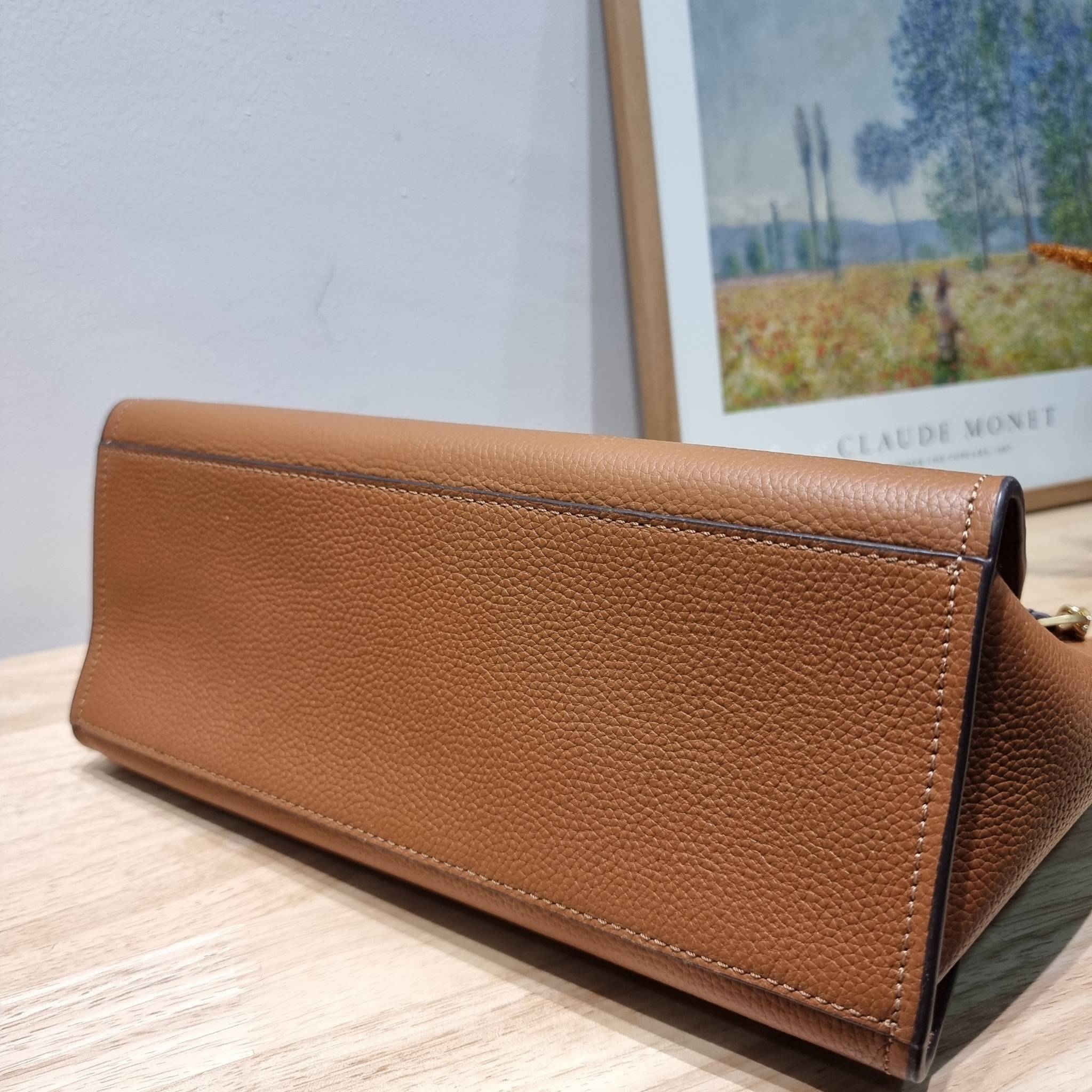 TORY BURCH BRITTEN SMALL SLOUCHY TOTE / TORY TOTE BAG / TORY BAG กระเป๋าสะพายตัวแม่ รุ่น top ที่สวยดูแพง ใช้งานสะดวกมาก ดีไซน์ออกมาได้เรียบหรู ผู้ดี