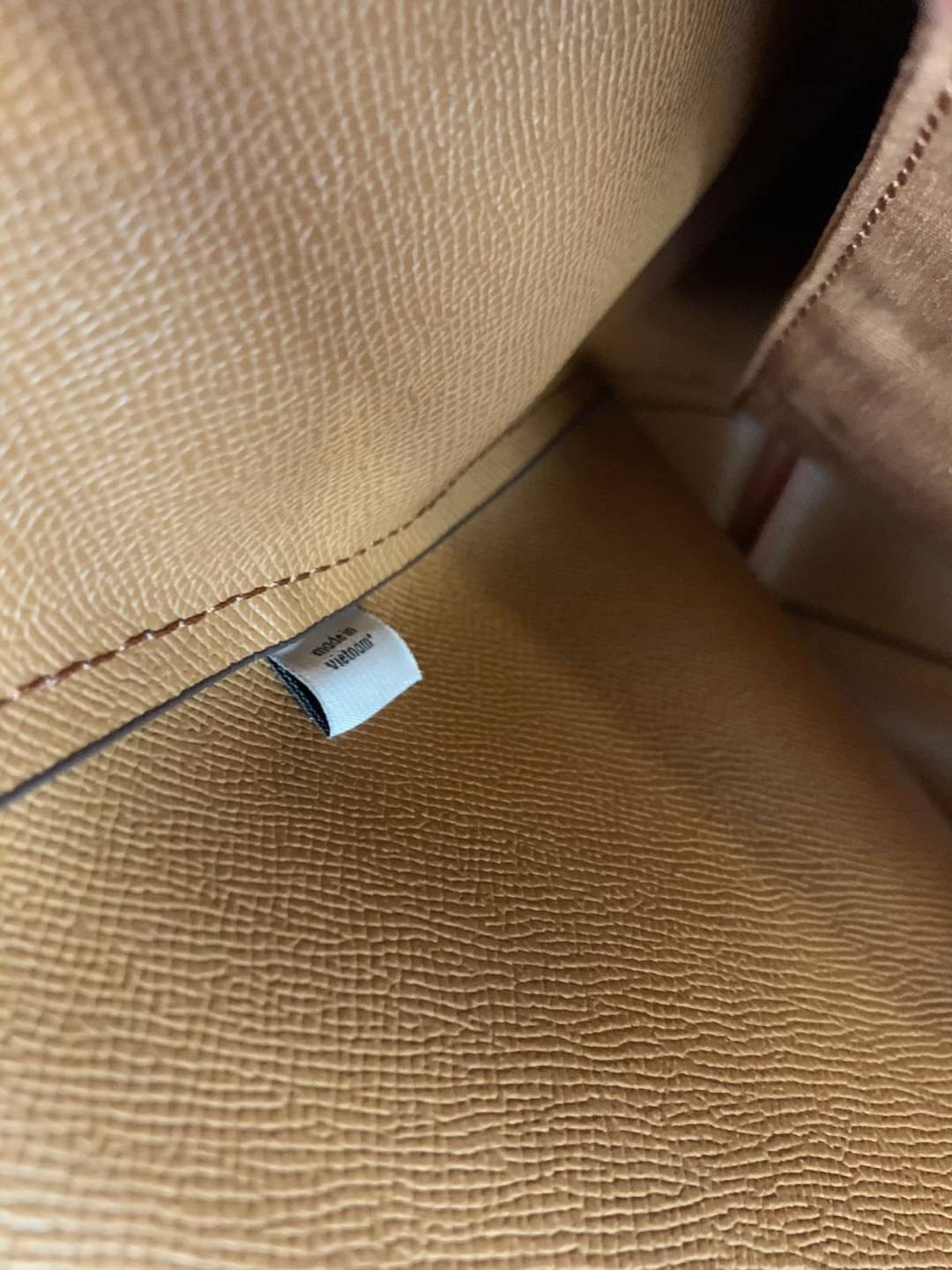 COACH TOWN TOTE SIGNATURE BAG((76636)) พร้อมส่งอีกครั้ง! กระเป๋าใบใหญ่หนังแท้ สวยงามค่ะ ป้ายอะไหล่แบรนด์แบบโลหะสีทองสวยหรูมากๆ เปิดปิดกระเป๋าแบบกระดุมแม่เหล็ก ใช้งานง่าย ภายในกว้างมากๆค่ะบอกเลย สาวๆที่สัมภาระเยอะหายห่วงค่ะ พร้อมช่องกระเป๋าซิปให้ใส่มือถือห